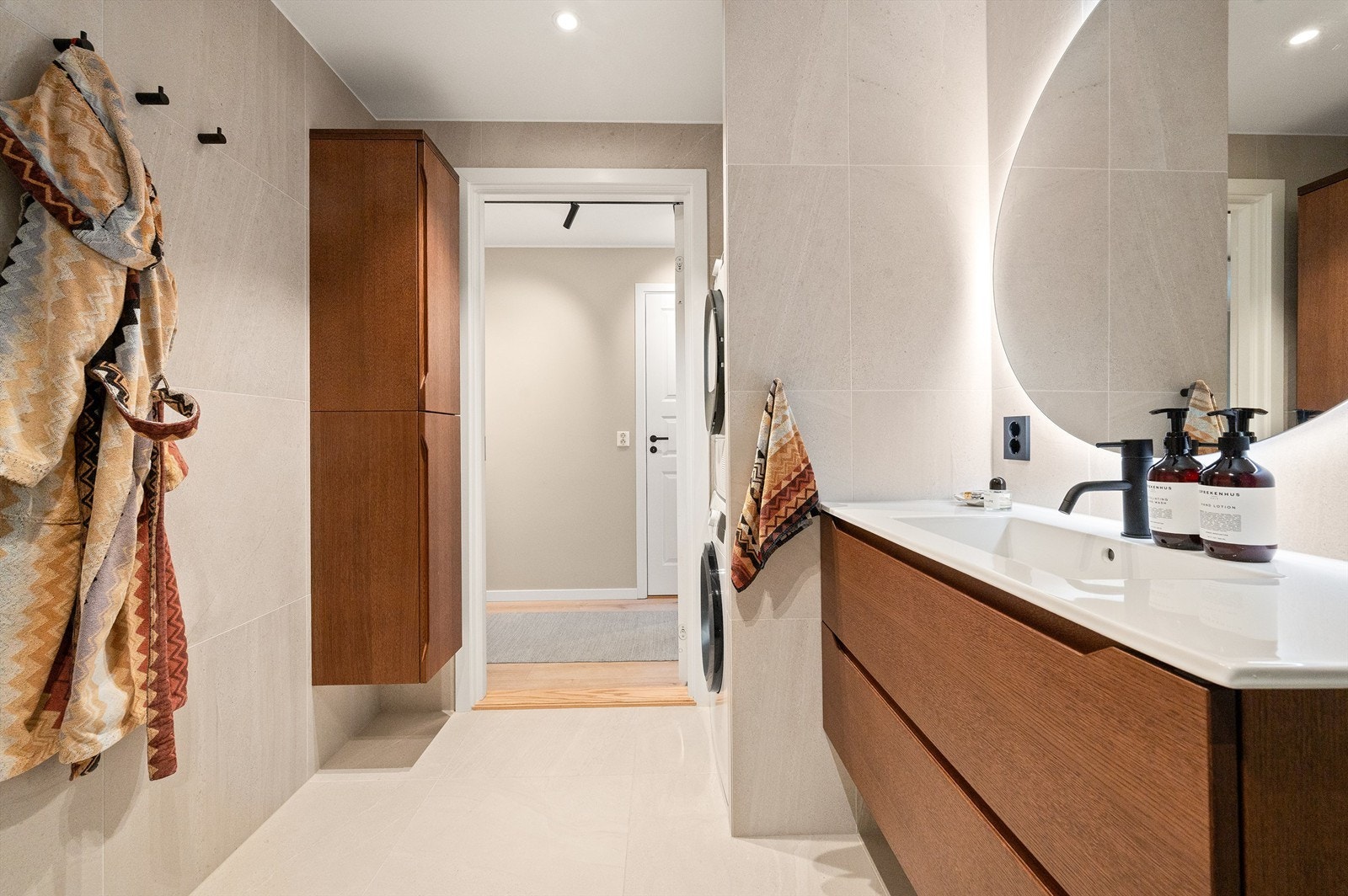 Rommet har tidløse fliser, elektrisk gulvvarme og et praktisk, vegghengt høyskap for ekstra oppbevaring. Galleribilde