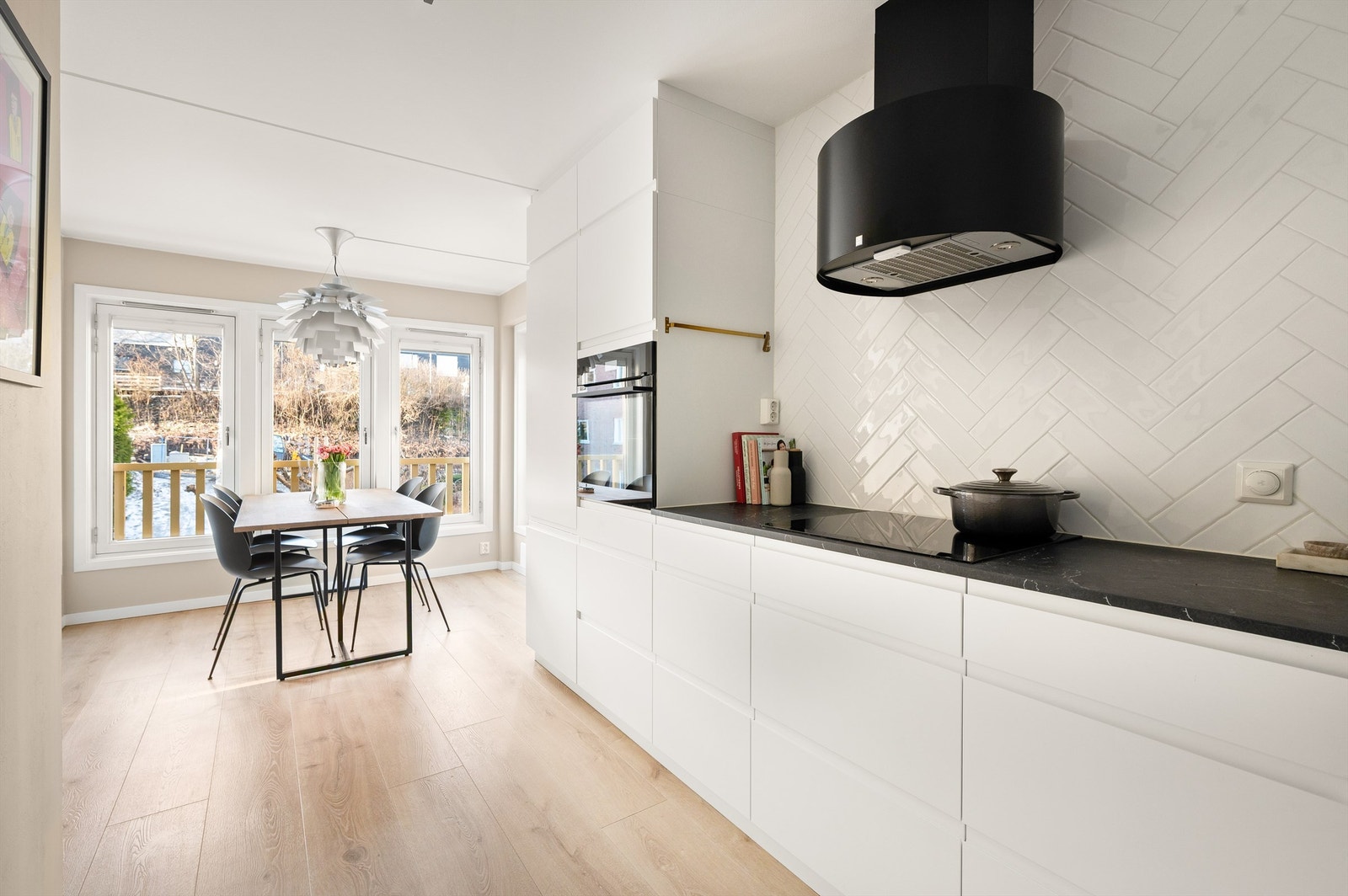 Vegg over benk er flislagt i et delikat fiskebeinsmønster. Galleribilde