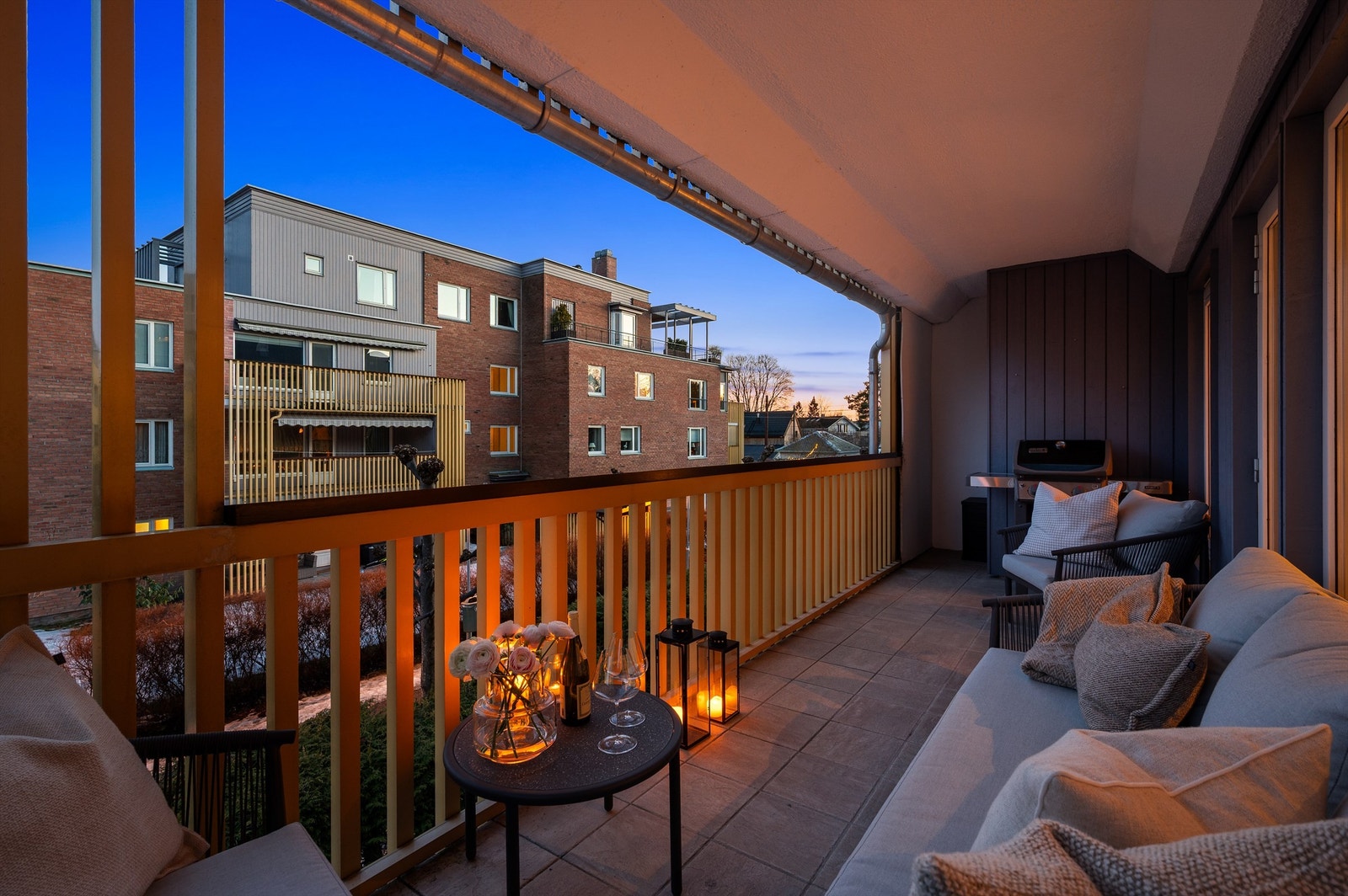 Den delvis overbygde balkongen gir ly for vær og vind. Galleribilde