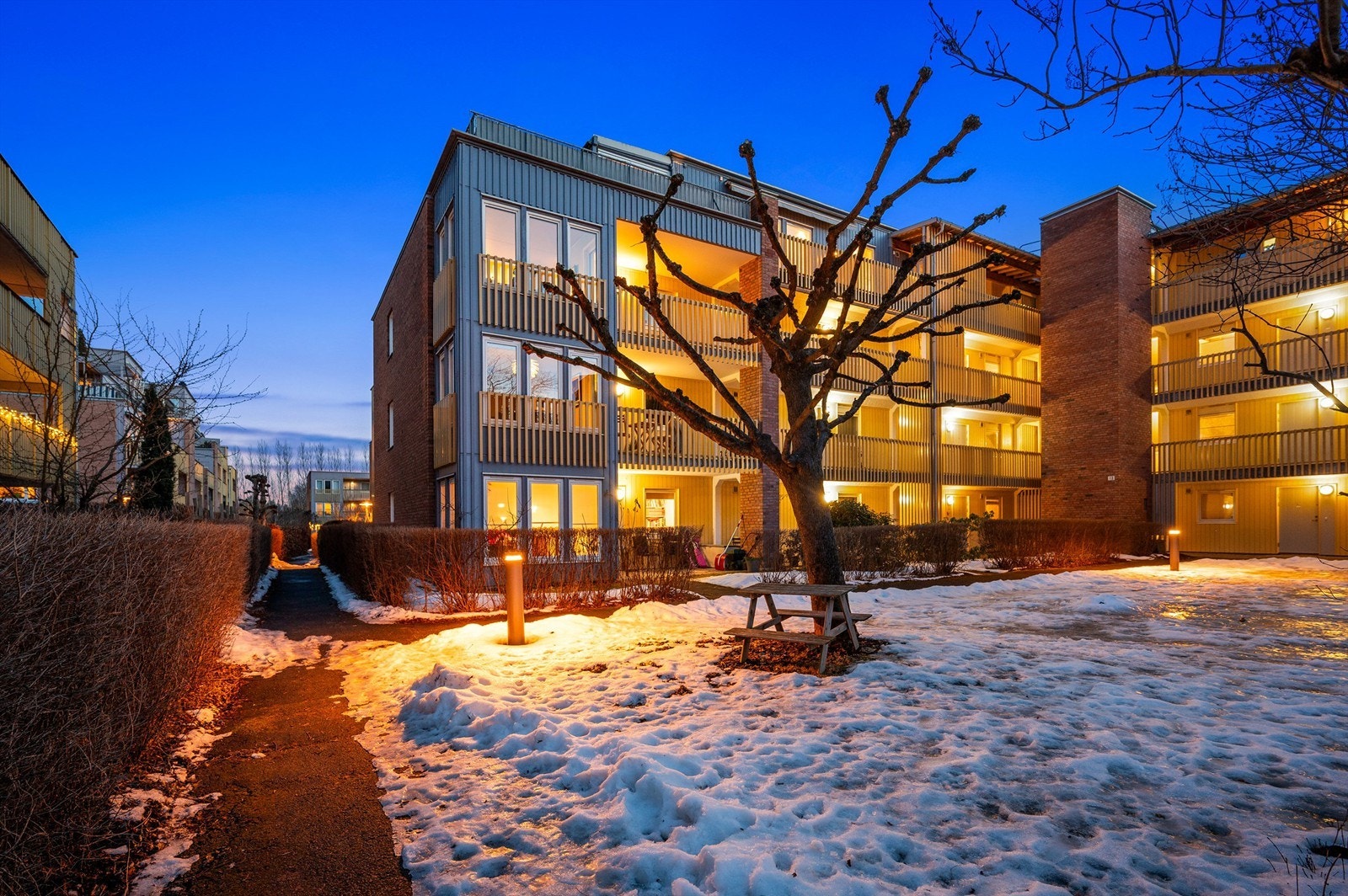 Bygget fra 1994 har en solid konstruksjon med yttervegger i betong, tre og teglstein. Galleribilde