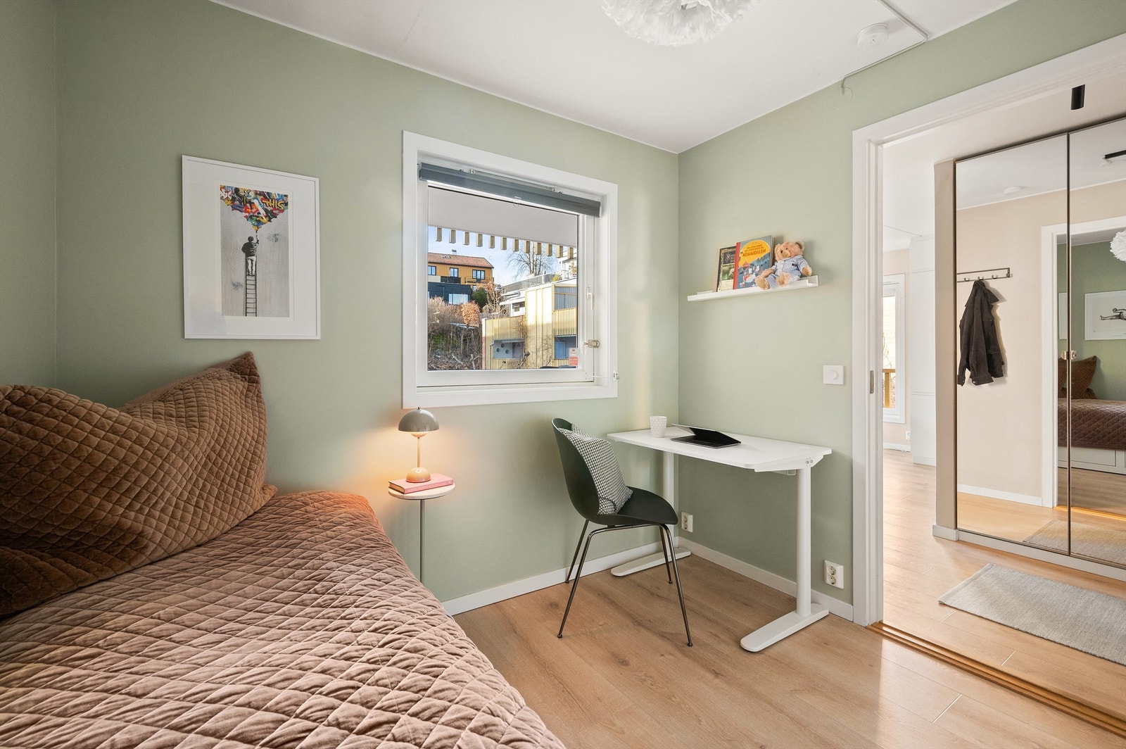 Rommet er lyst og enkelt å møblere etter eget ønske og behov. Galleribilde