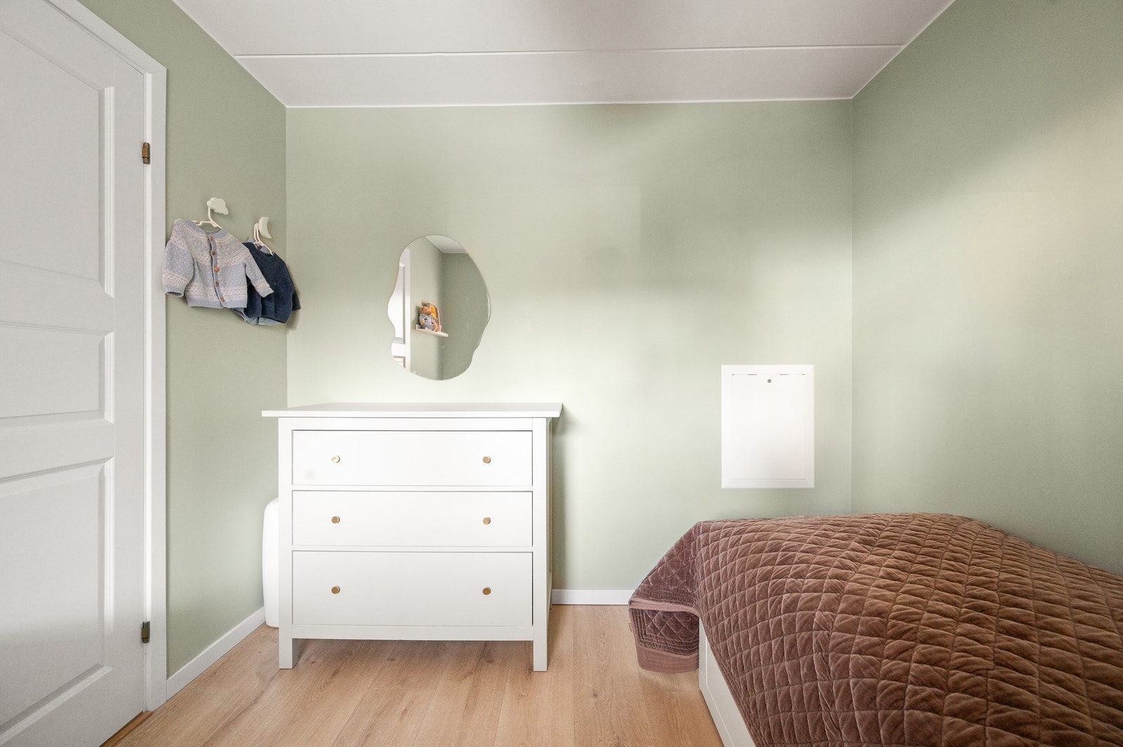 Også her er det gjennomgående laminatgulv og nøytrale fargevalg. Galleribilde