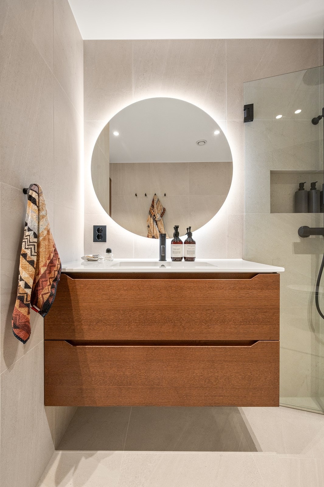 Innredningen fra Linnbad har en servant nedfelt i skuffeseksjon og et elegant, bakbelyst speil. Galleribilde