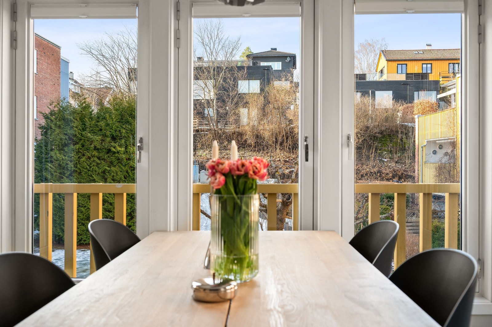 Fra spiseplassen har man utsyn mot rolige og grønne omgivelser. Galleribilde