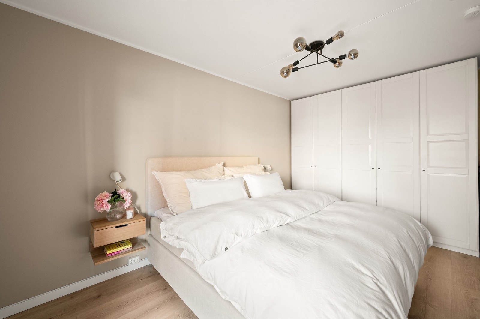 Det er rikelig med oppbevaringsplass i et romslig garderobeskap. Galleribilde