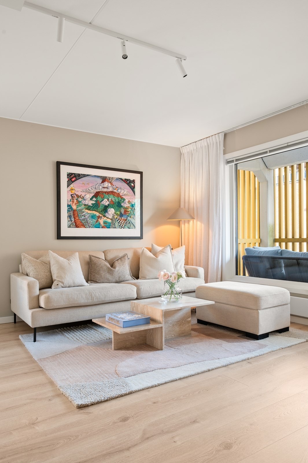 Takhøyden i stuen er målt til 2,39 meter, som bidrar til den gode romfølelsen. Galleribilde