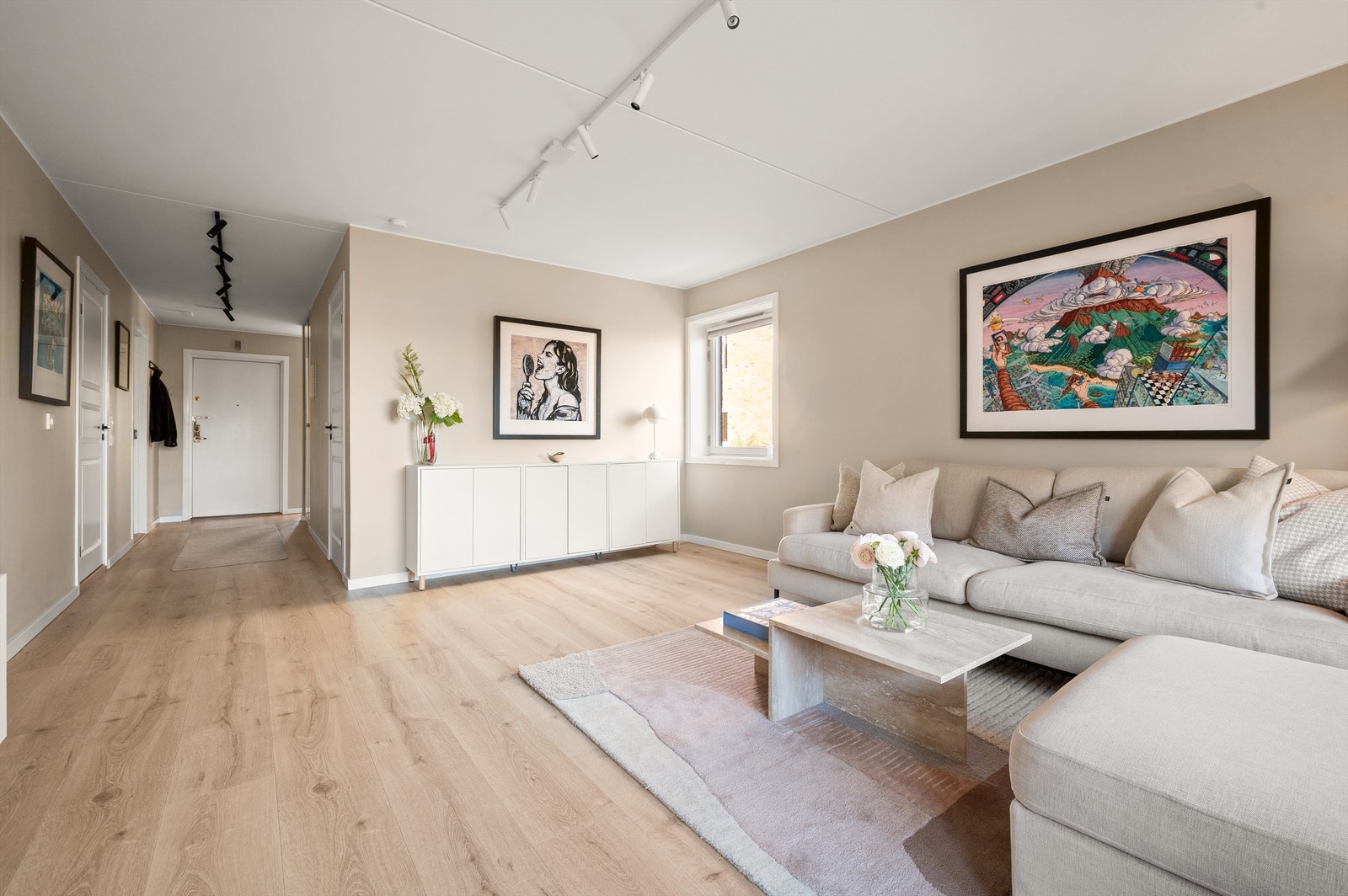 Den romslige stuen har en åpen og luftig følelse, med god forbindelse til resten av leiligheten. Galleribilde