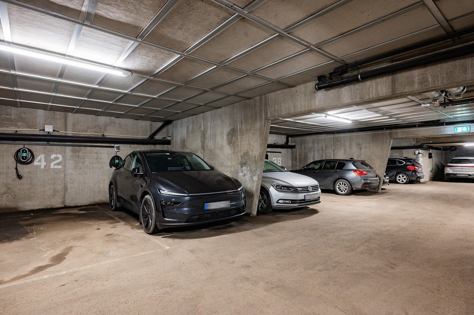 Det medfølger en fast garasjeplass med installert elbillader. Sameiet har også gjesteparkering. Galleribilde