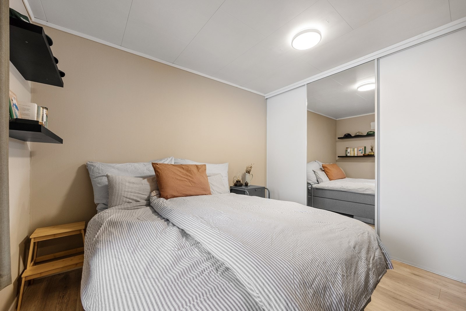 Soverommet har god plass til dobbeltseng og innehar skyvedørsgarderobe for klesoppbevaring. Galleribilde