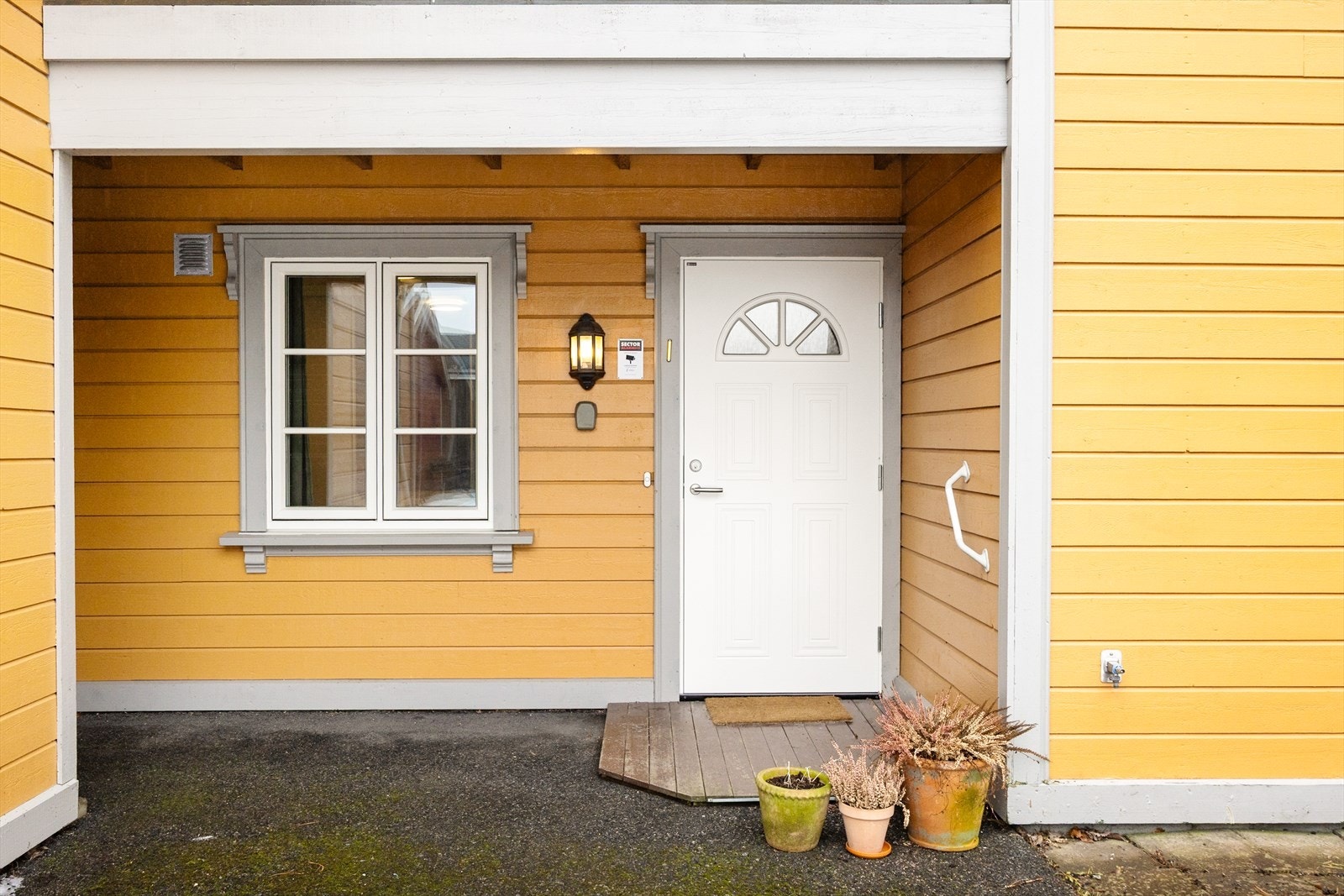 Leiligheten er oppgradert med nye vinduer, ytterdør og terrasse dør i 2025. Galleribilde