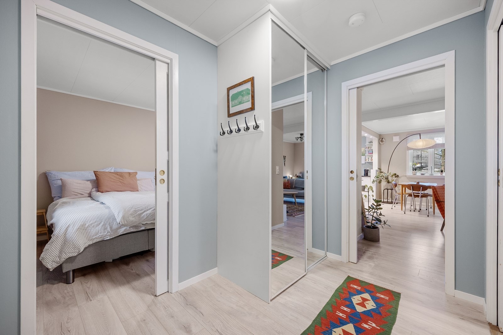 I entré er det fin plass til yttertøy i praktisk skyvedørsgarderobe. Galleribilde