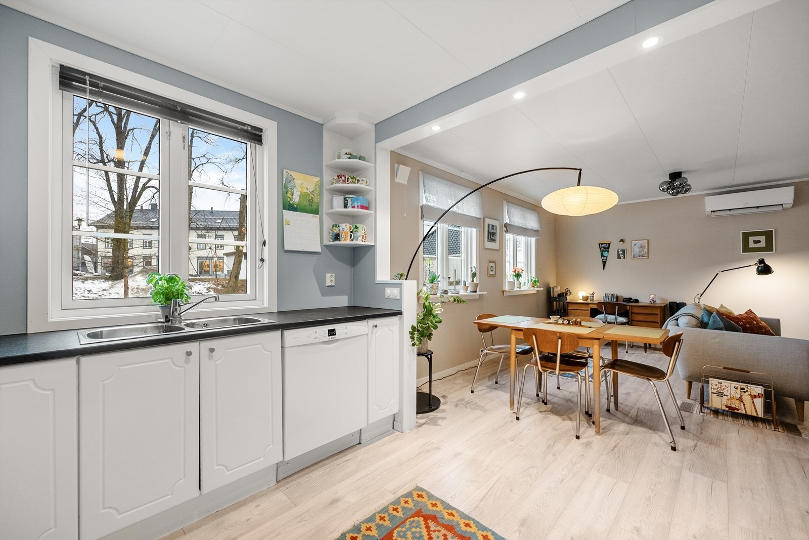Videre består innredningen av profilerte fronter og laminert benkeplate med nedfelt dobbel oppvaskkum. Galleribilde