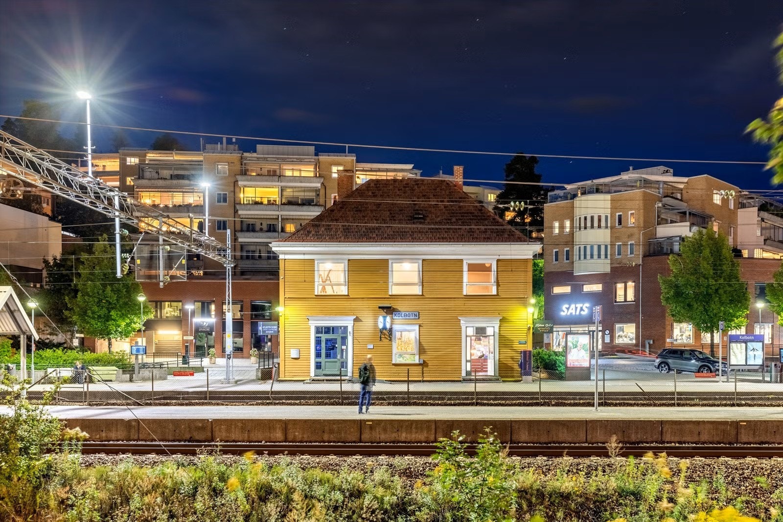 Det er mulighet for offentlig kommunikasjon via buss og tog. Nærmeste bussholdeplass er Kolbotn skole som ligger i umiddelbar nærhet. Det er få minutters gange til Kolbotn stasjon hvor toget til Oslo S bruker ca. 17 min. Galleribilde