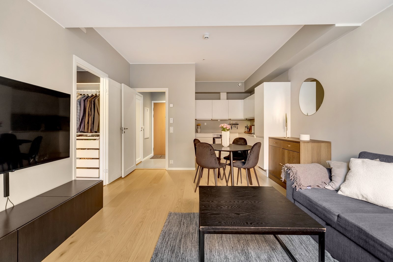 Stue og kjøkken ligger i åpen løsning som ivaretar et sosialt oppholdsrom. Galleribilde