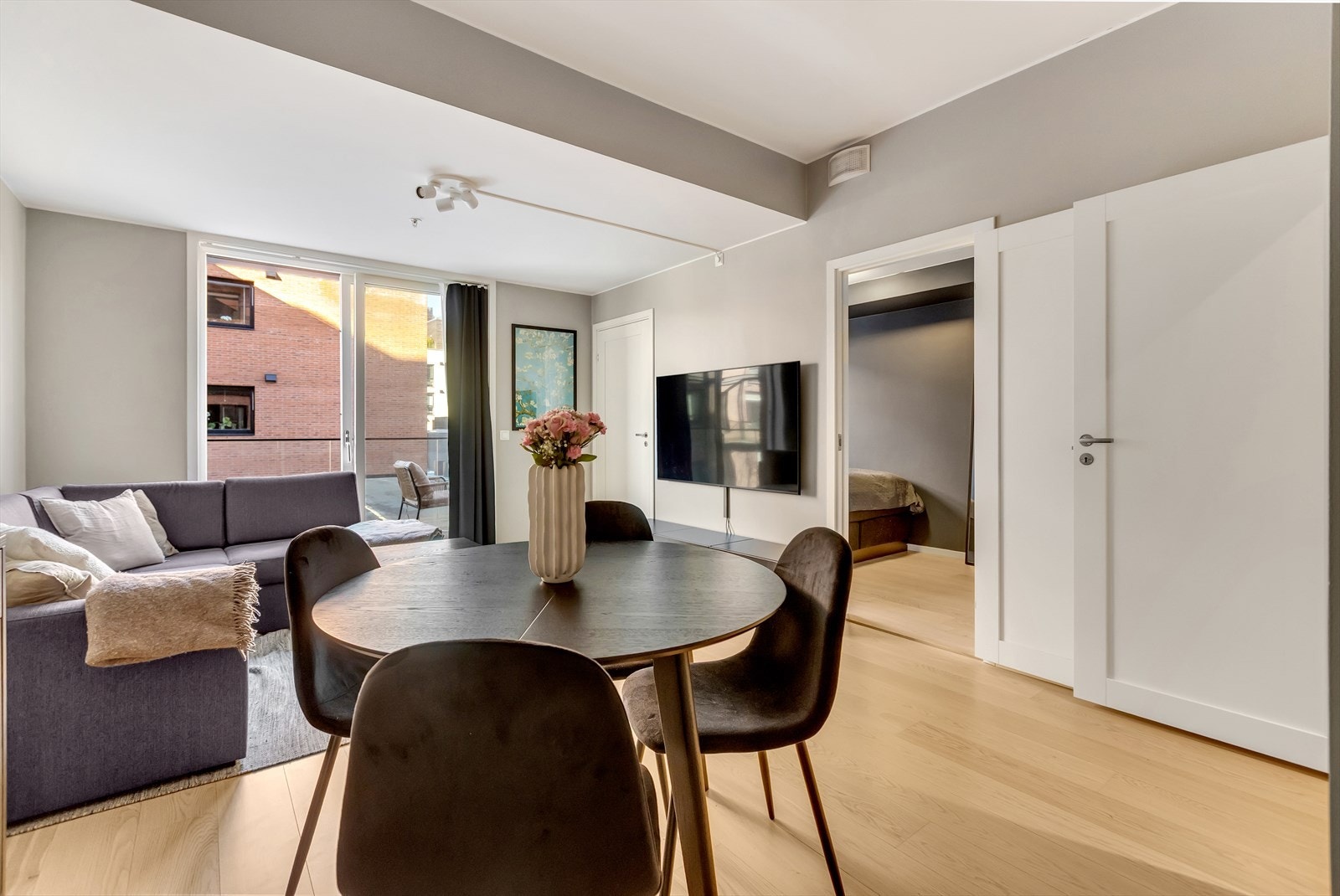 Store vindusflater ut mot balkngen sørger for godt lys og luft. Galleribilde