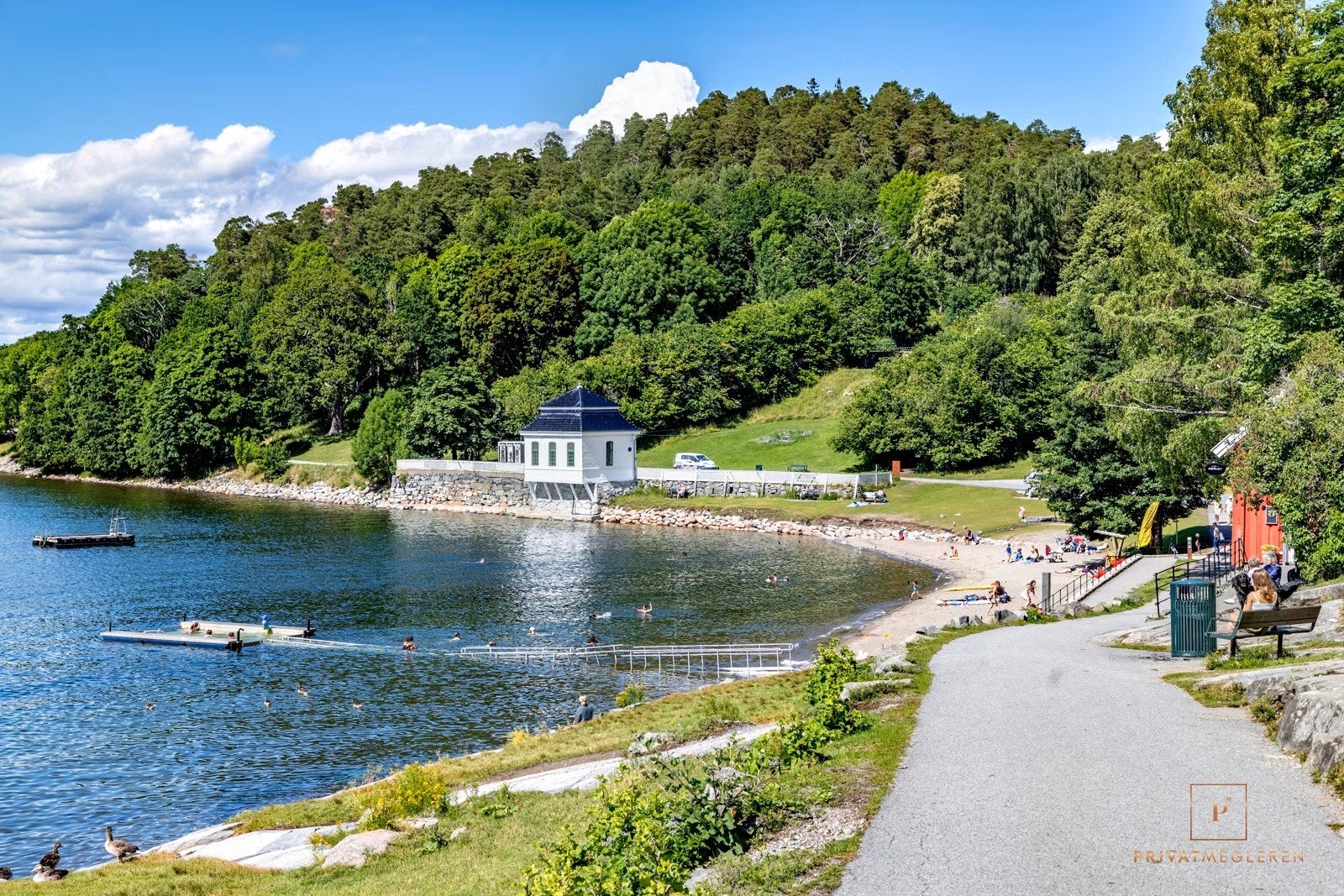 Legg gjerne badeturen til populære Hvervenbukta eller Ingierstrand ved Bunnefjorden, med vestvendt sandstrand, store gressletter, brygger egnet for krabbefiske og stupetårn. Galleribilde