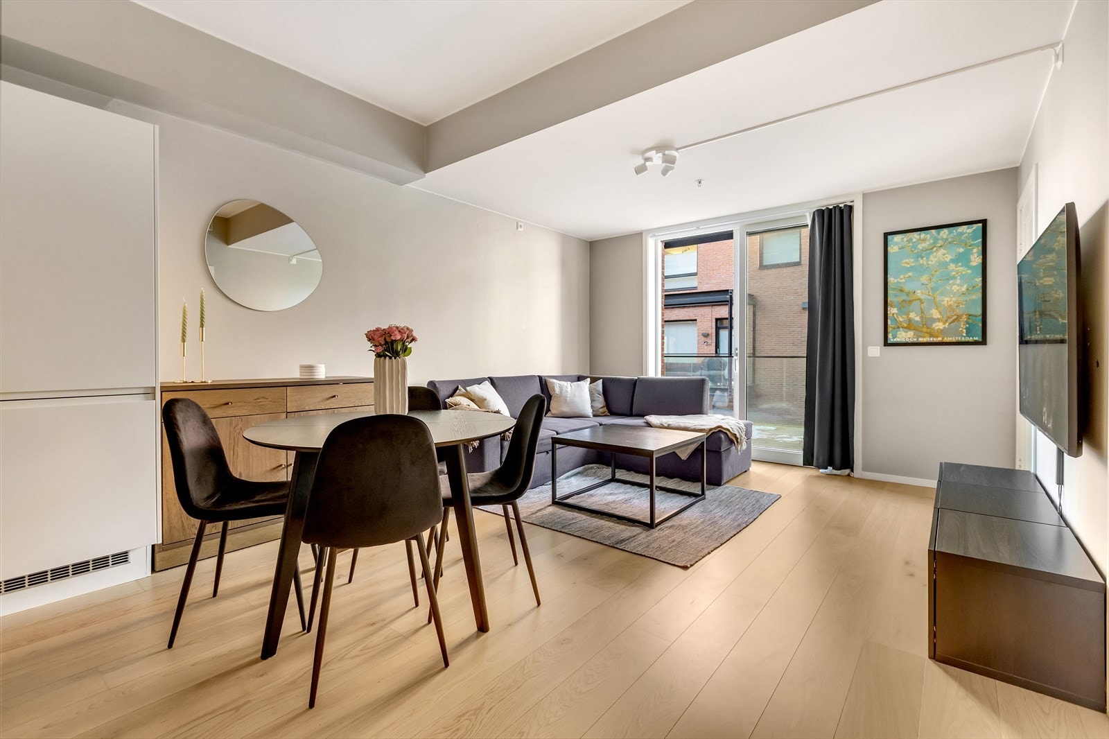 Vi har gleden av å presentere Ormerudveien 8D! Boligen inneholder åpen stue/kjøkken løsning, bad, entré og en stor balkong på hele 15 kvm. I tillegg disponerer leiligheten en bod i kjeller. Bli med på visning! Galleribilde