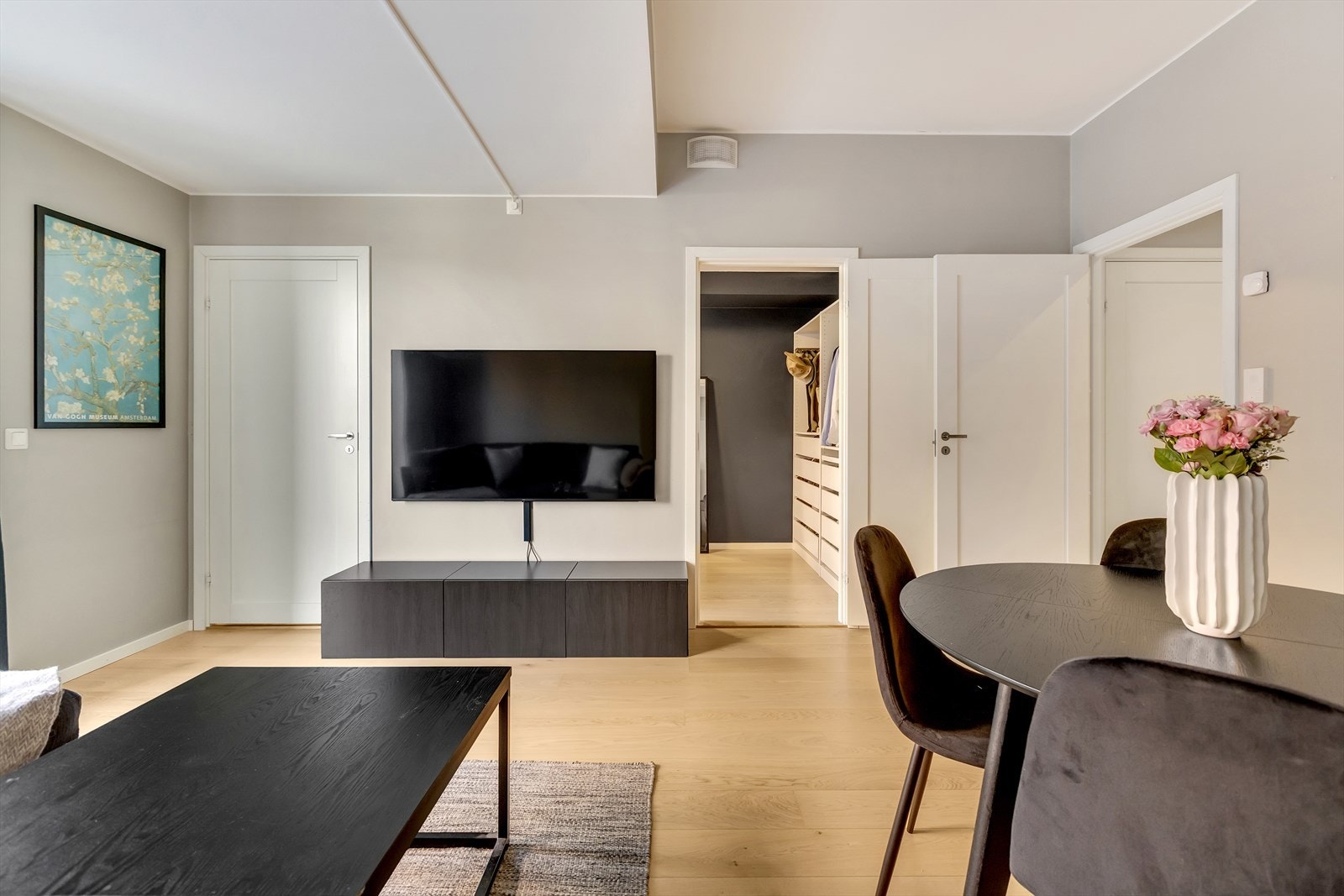 Her er det ekstra god takhøyde i deler av stuen som bidrar til ypperlig atmosfære. Galleribilde