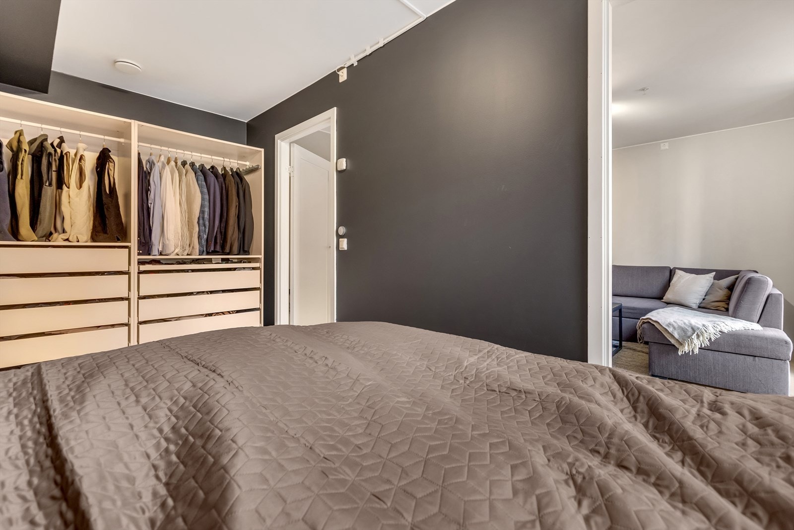 Soverommet har to inngangs, da tanken er at sengen skal kunne stå i midten av rommet vinklet mot stua, slik at sengen har tilgang fra begge sider. Galleribilde