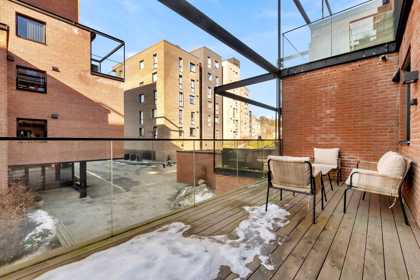 Her kan man både nyte måltider med godt selskap, eller koble av i en solseng. Galleribilde