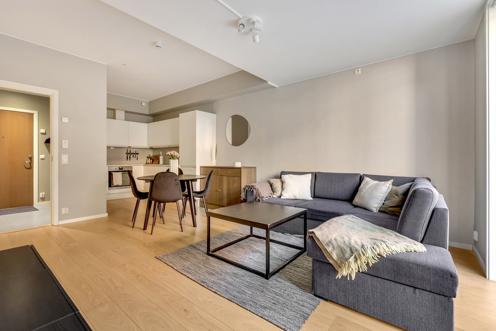 Her er det flere naturlige møbleringssoner, og man får enkelt plass til både spisebord og sofa. Galleribilde