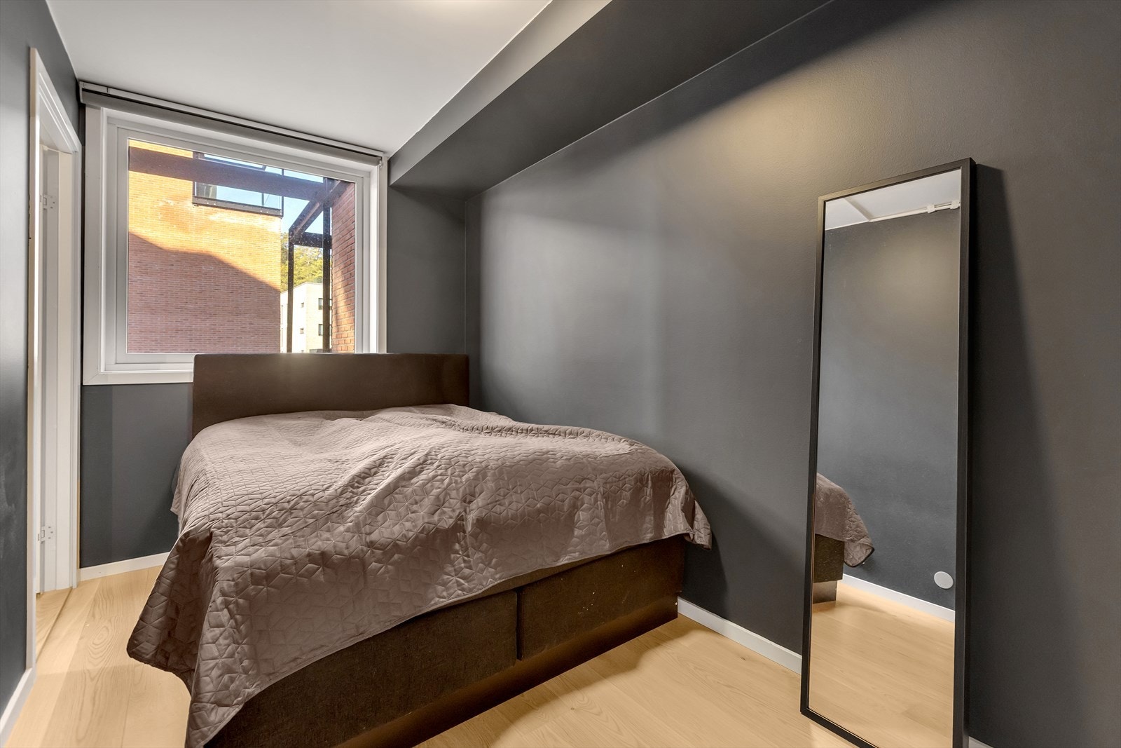 Soverommet har også 1-stavs parkett. Godt vindu sørger for fint lys og tilluft. Galleribilde