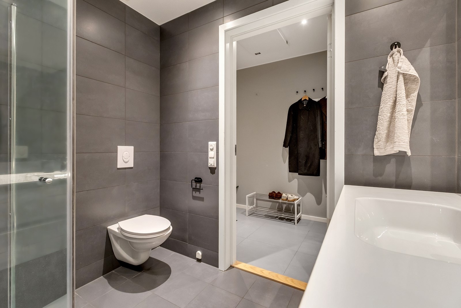 Rommet er utstyrt med gulvvarme og downlights i himling, og har vegghengt toalett samt opplegg for vaskemaskin. Galleribilde