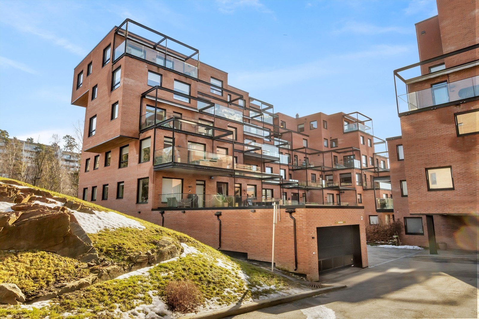 Fasade - Her bor du i et område som kombinerer naturskjønne og rolige omgivelser med enkel tilgang til et bredt utvalg av servicetilbud og gode kollektivforbindelser til Oslo. Galleribilde