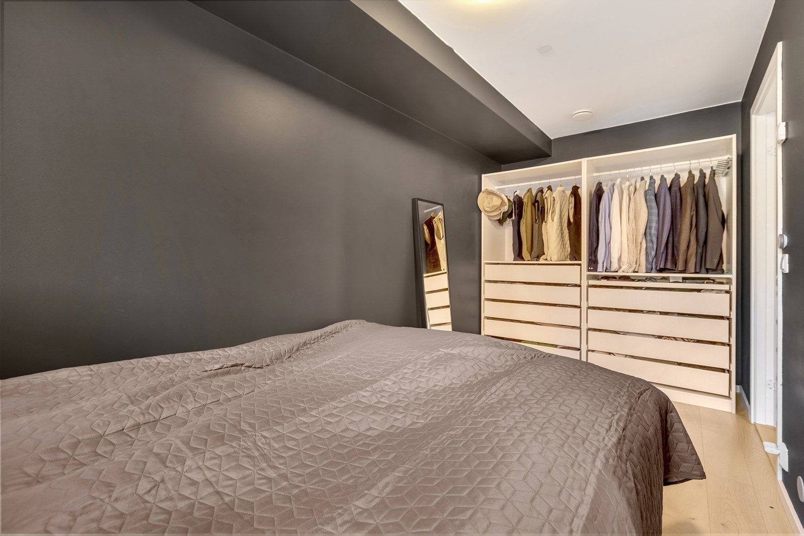 I andre enden av senga er det plass til et stort garderbeskap. Galleribilde