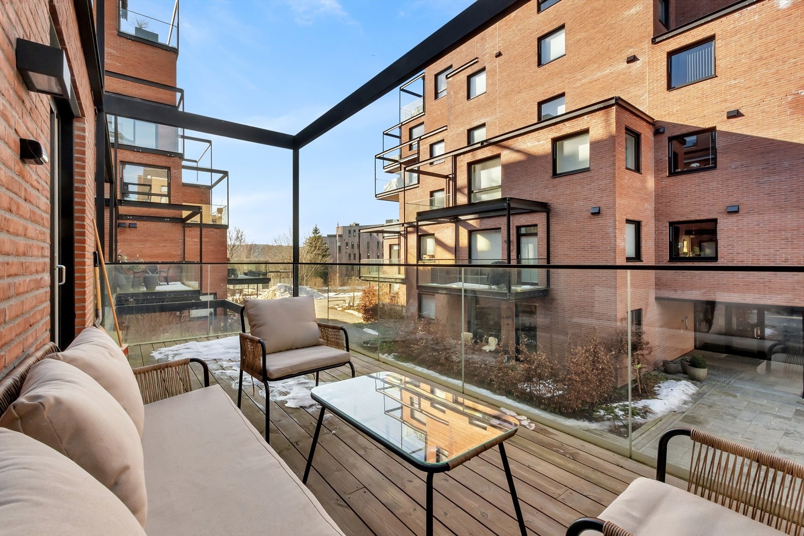 Balkongen er svært romslig på hele 15 kvm, og vender ut mot rolig område. Galleribilde