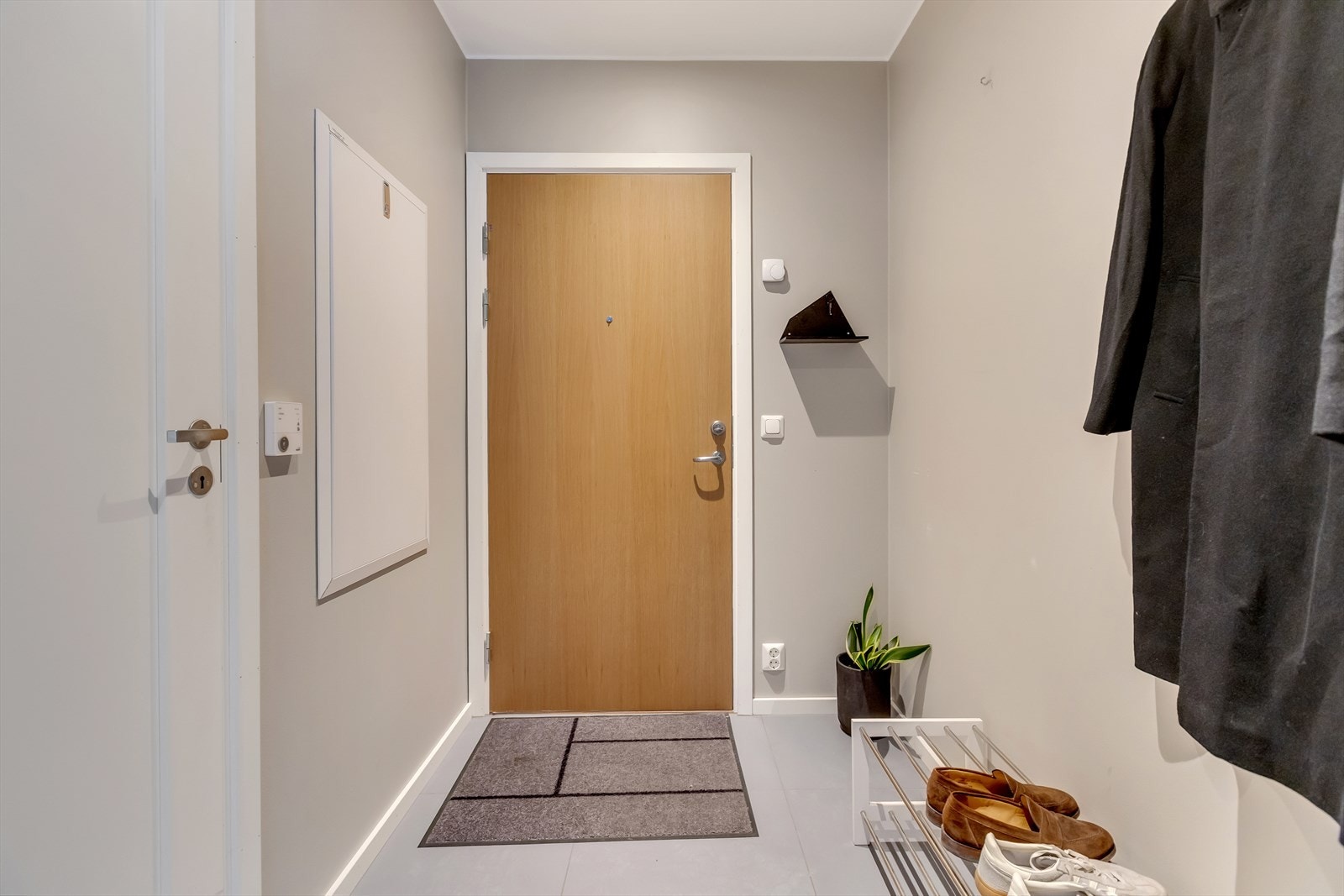 Boligens entré er av god størrelse, med mange oppbevaringsmuligheter. Galleribilde
