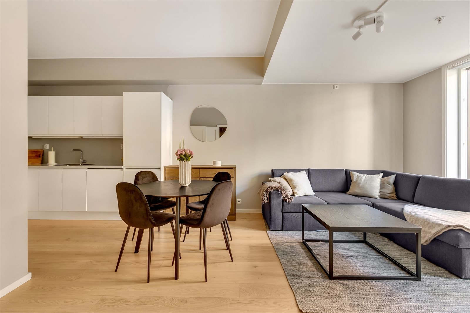 Leiligheten fremstår moderne og innbydende med en gjennomgående, tidsriktig fargepalett og 1-stavs parkett i oppholdsrommene. Galleribilde