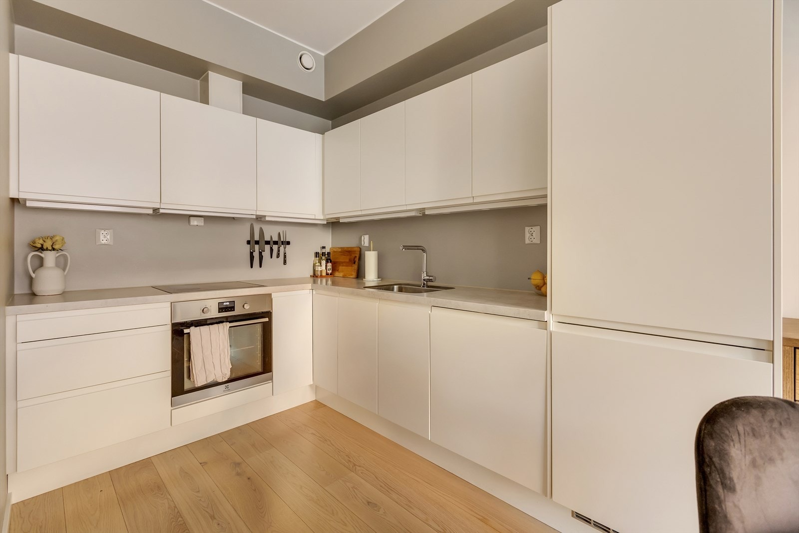 Kjøkkenet fra byggeår 2019 har et stilrent uttrykk med glatte og lyse fronter. Galleribilde