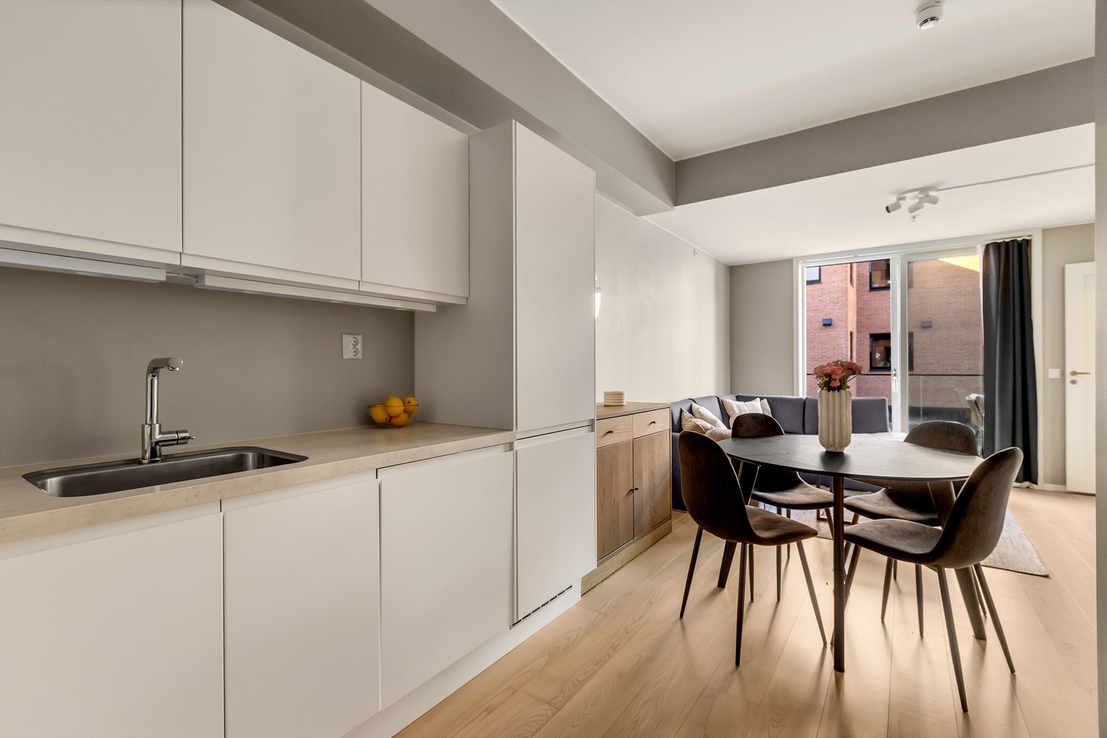 Her får du mye skapplass, store arbeidsflater og integrerte hvitevarer. Galleribilde