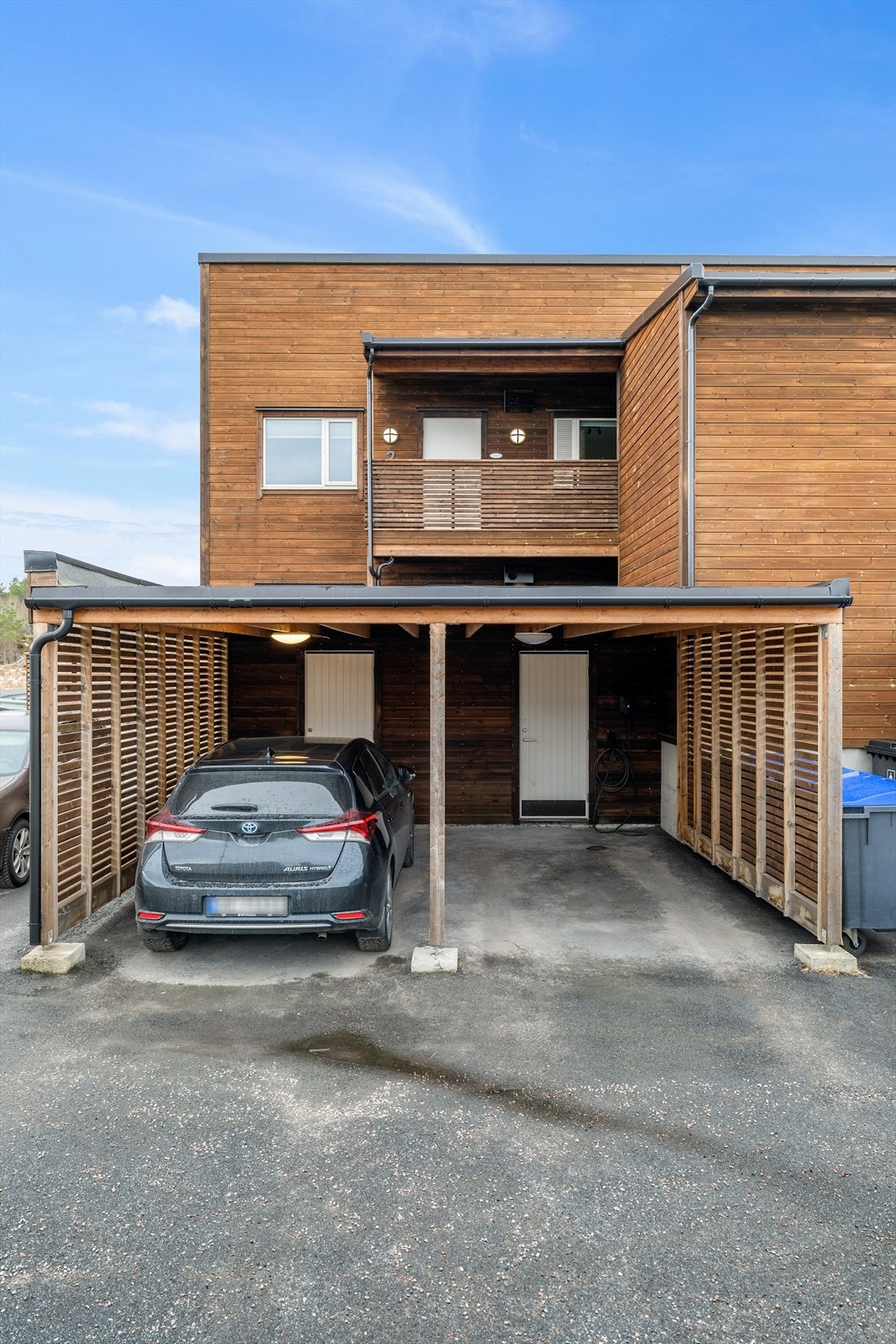 Carport til høyre med elbillader Galleribilde