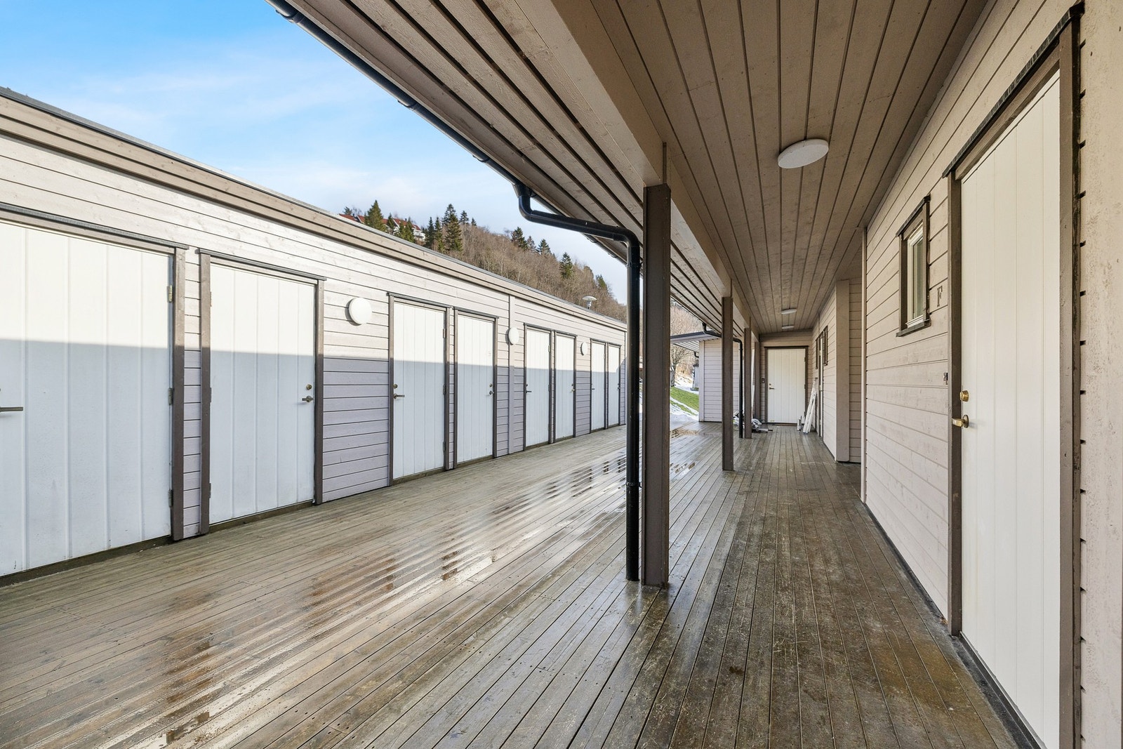 I tillegg til en innvendig bod har leiligheten også en bod ute i fellesområdet. Galleribilde