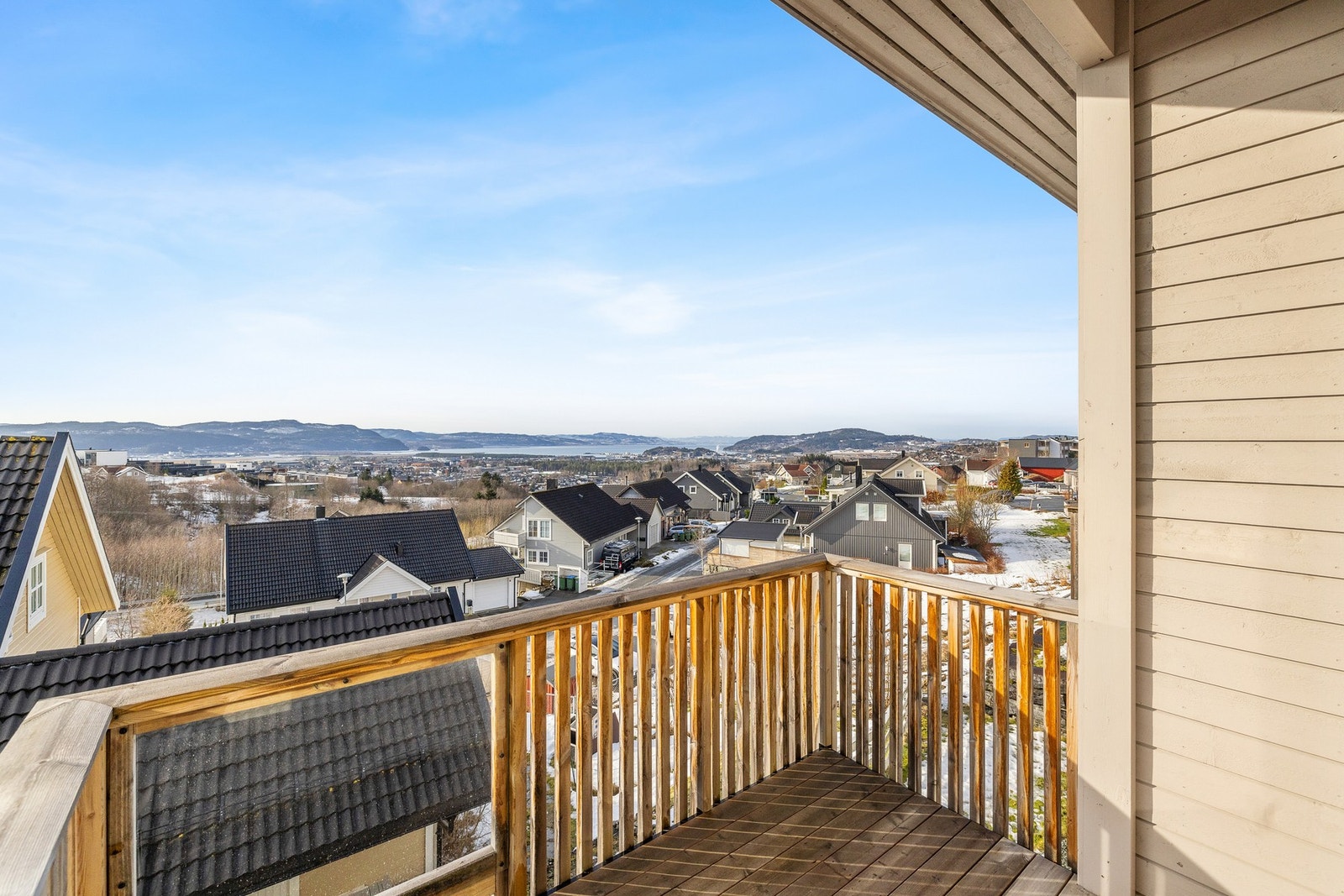 Leiligheten har sørvendt veranda og har veldig gode solforhold. Galleribilde