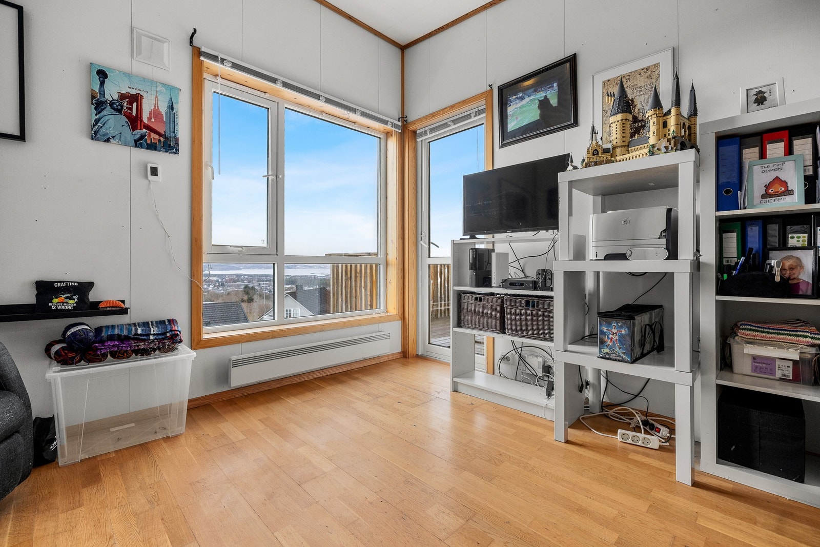 Leilgheten har store vindusflater. Galleribilde