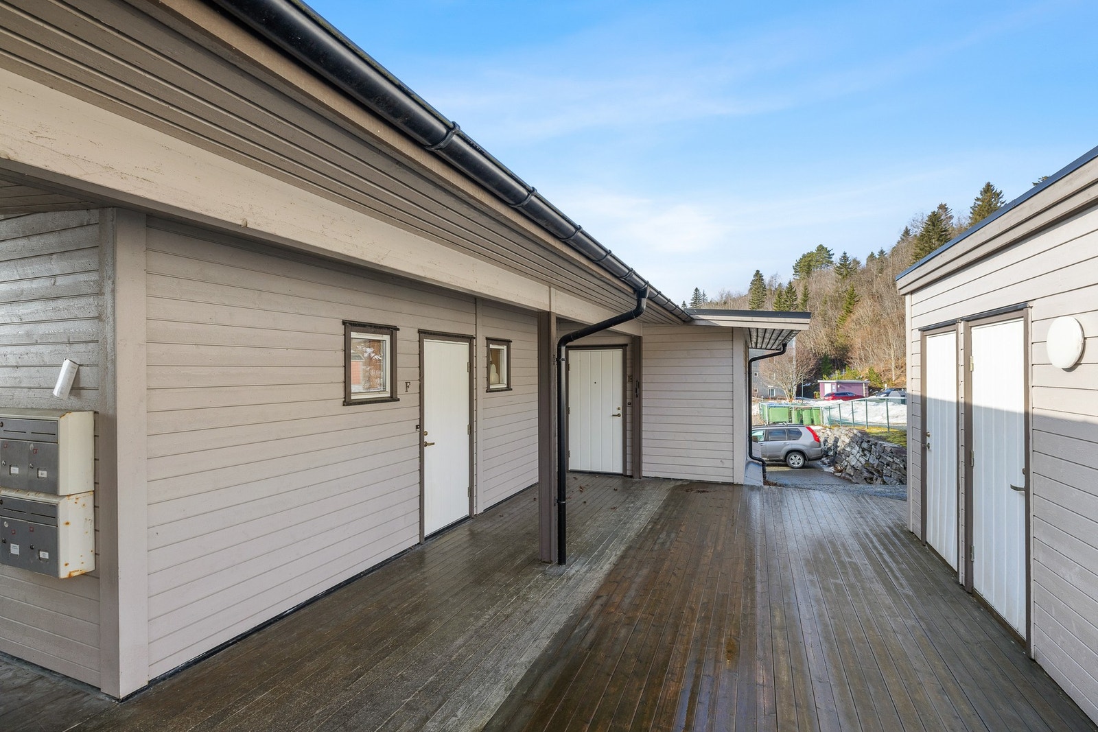 Det medfølger en skiltet parkeringsplass. Galleribilde