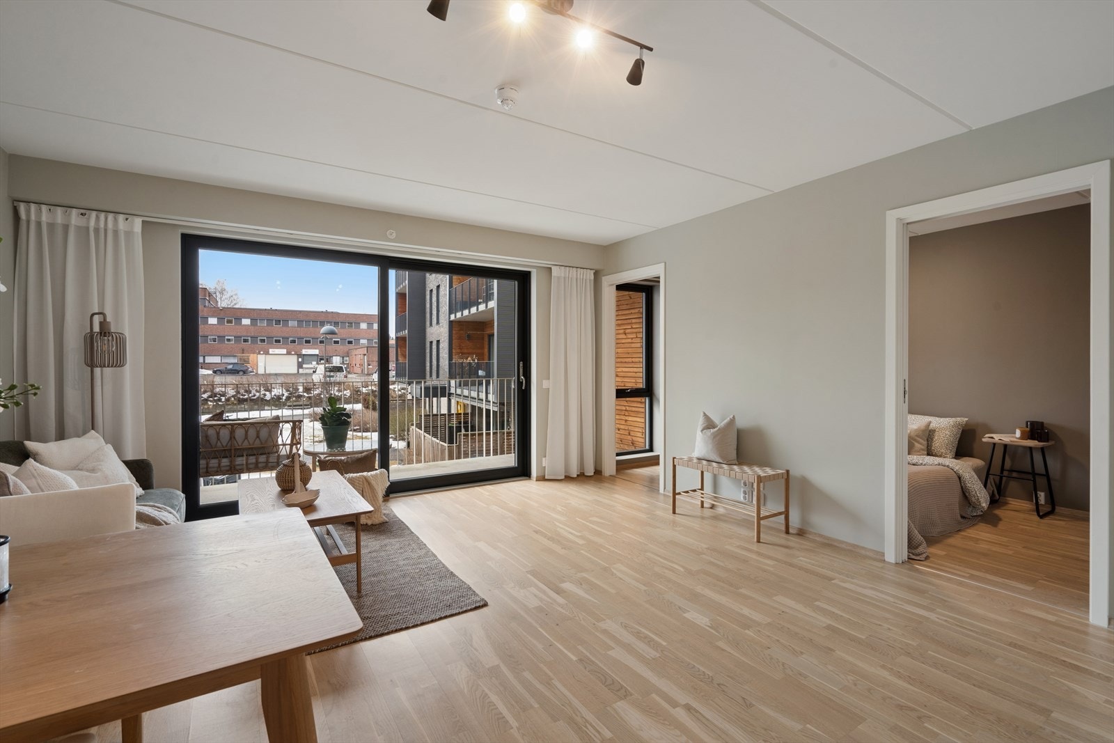 Leiligheten har en god planløsning med delvis adskilt kjøkken og stor stue Galleribilde