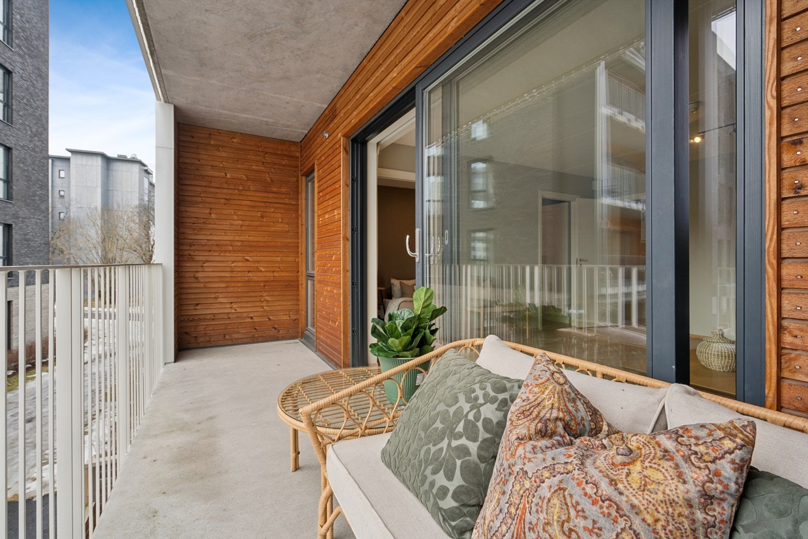 Fra stuen er det skyvedør ut til balkongen Galleribilde