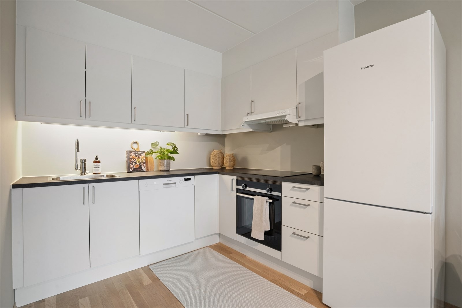 Kjøkken med delvis integrerte hvitevarer Galleribilde