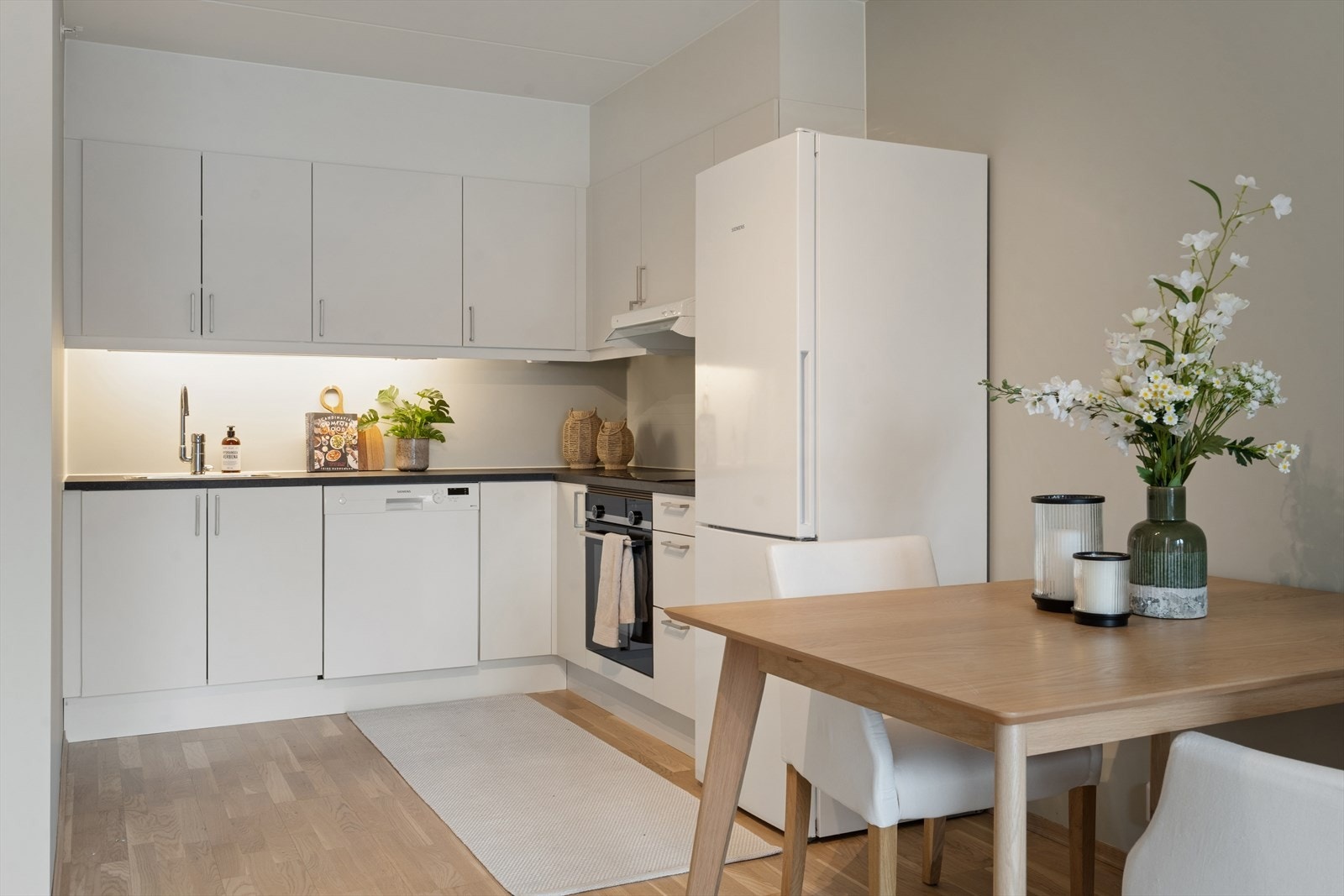 Kjøkkenet har plass for spisebord Galleribilde