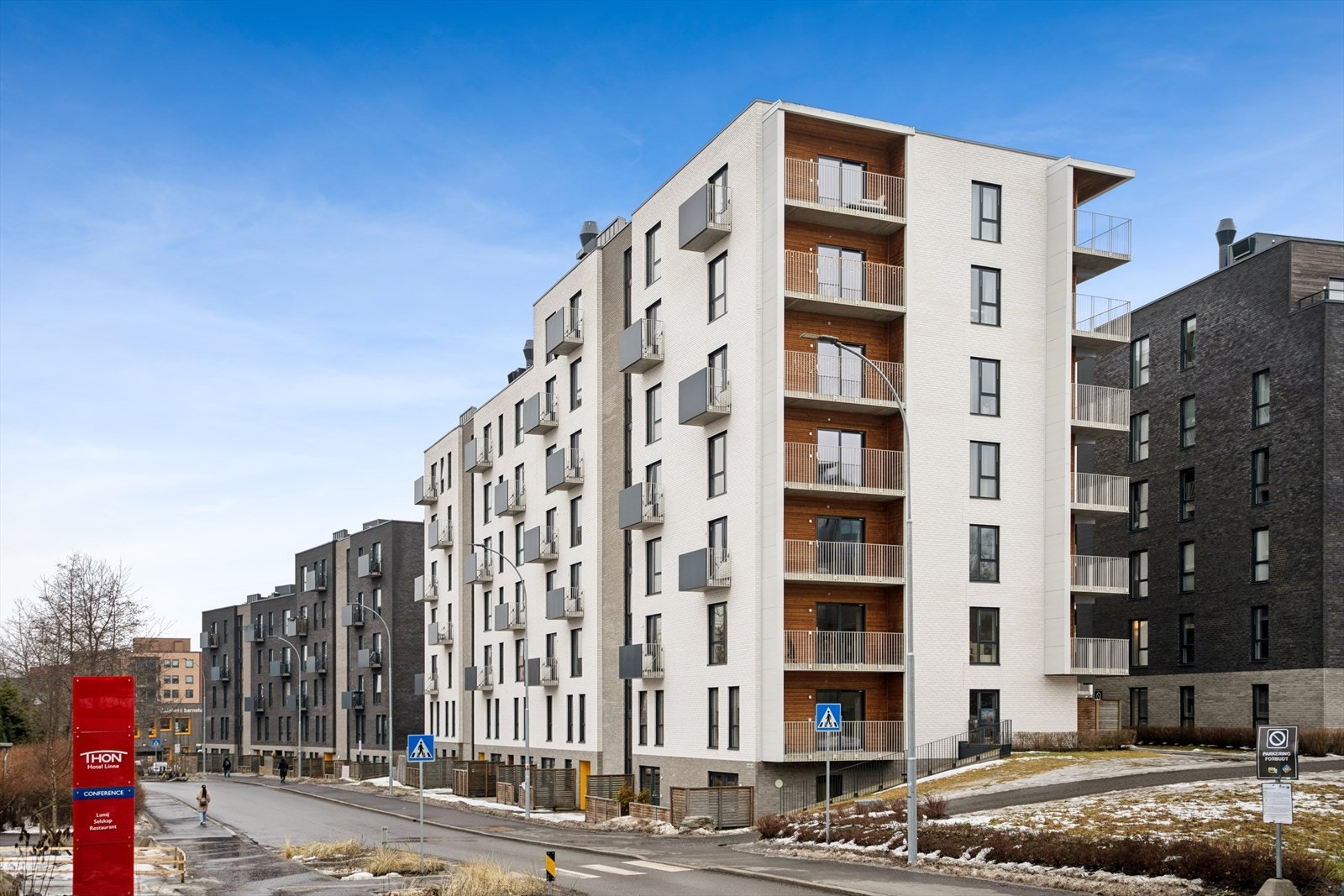 Fasade fra veien. Leiligheten vender mot fellesarealet på andres siden Galleribilde