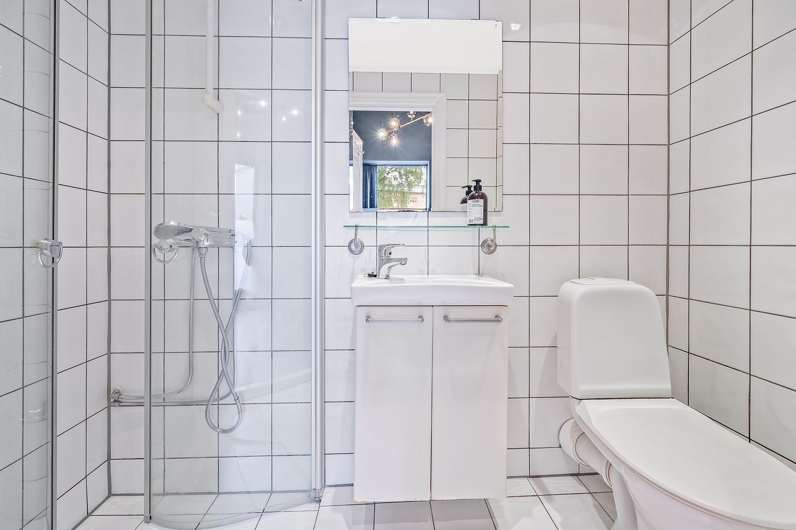 Lyst og flislagt bad. Galleribilde