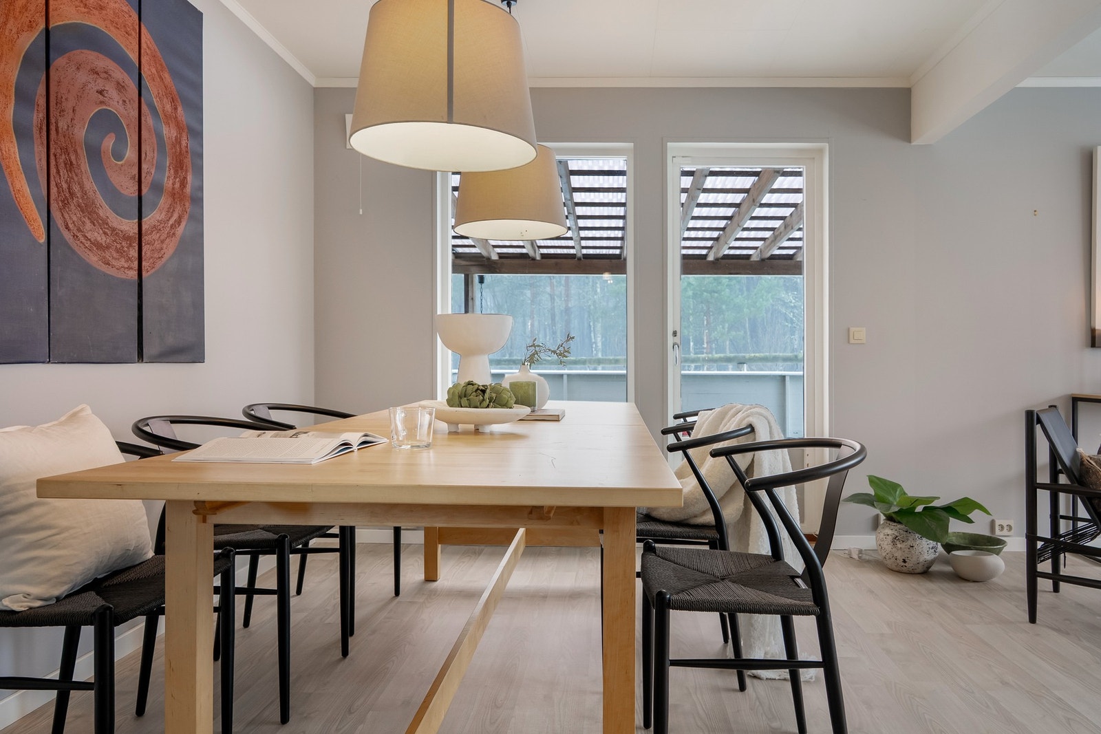 Romslig spiseplass med direkte adkomst til veranda Galleribilde