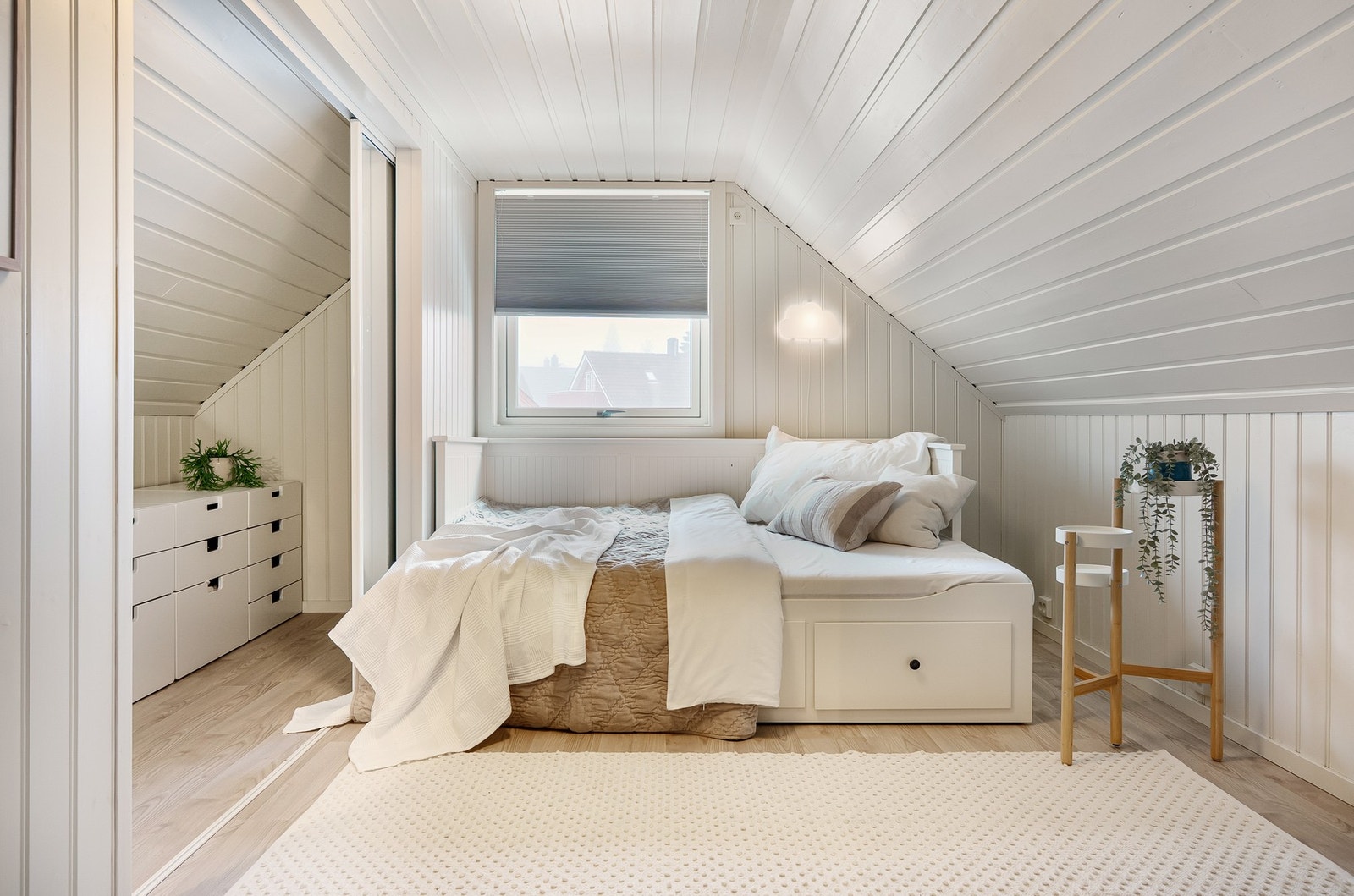 Romslig soverom med alkove og skråhimling Galleribilde