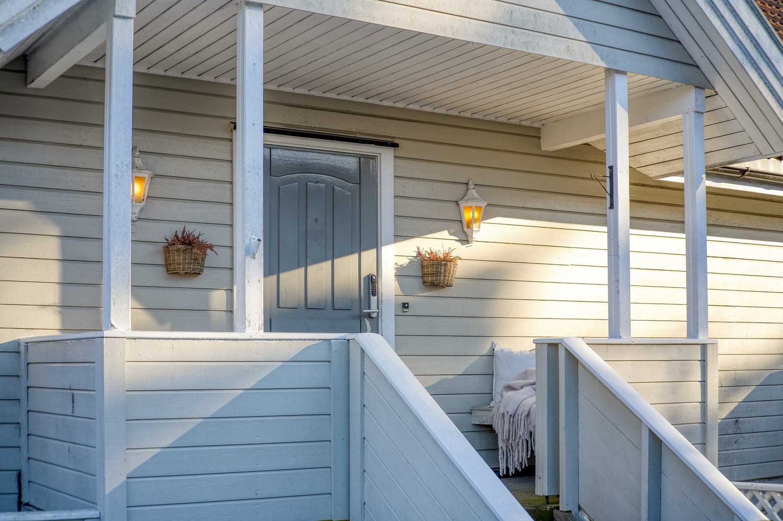 Inngangsparti med sittebenk Galleribilde