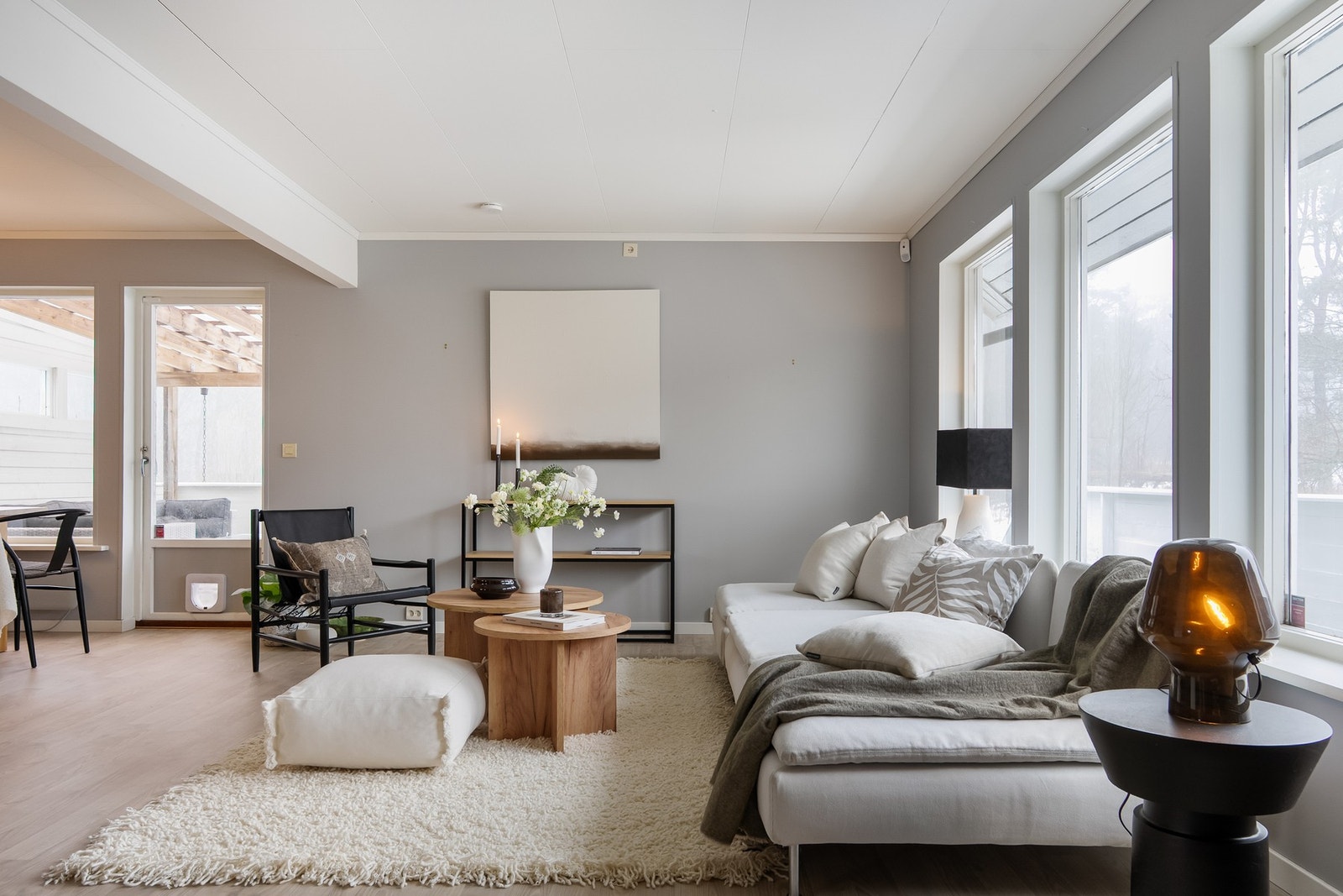 Romslig og lys stue med utgang til stor syd-/vestvendt veranda med pergola Galleribilde