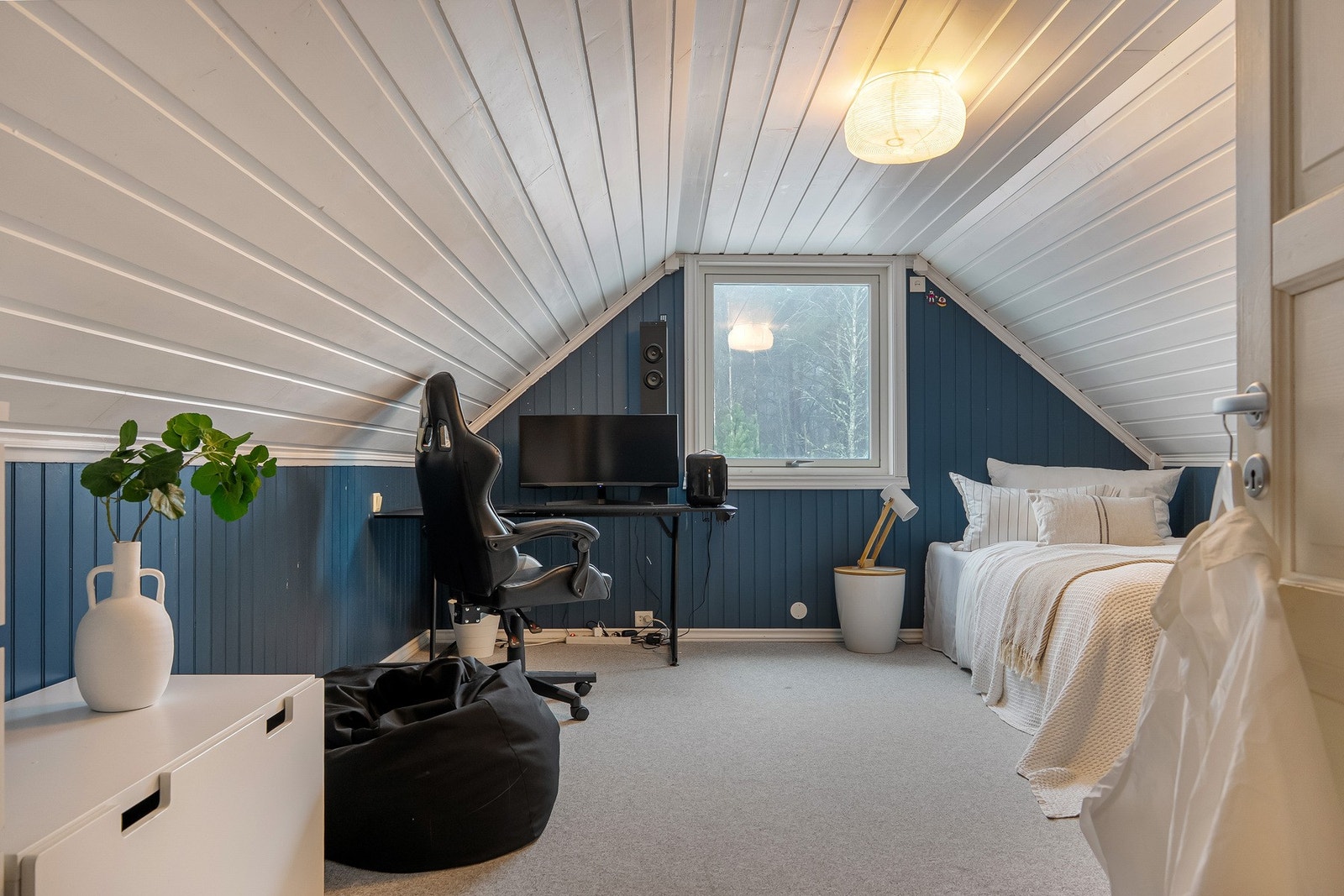 Rosmlig soverom med skråhimling Galleribilde